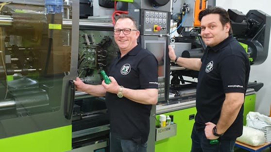 Bernhard Schorm (li.) und der Linzer Robert Draxler (re.) sind die Masterminds hinter dem Bierdosen-Aufsatz.