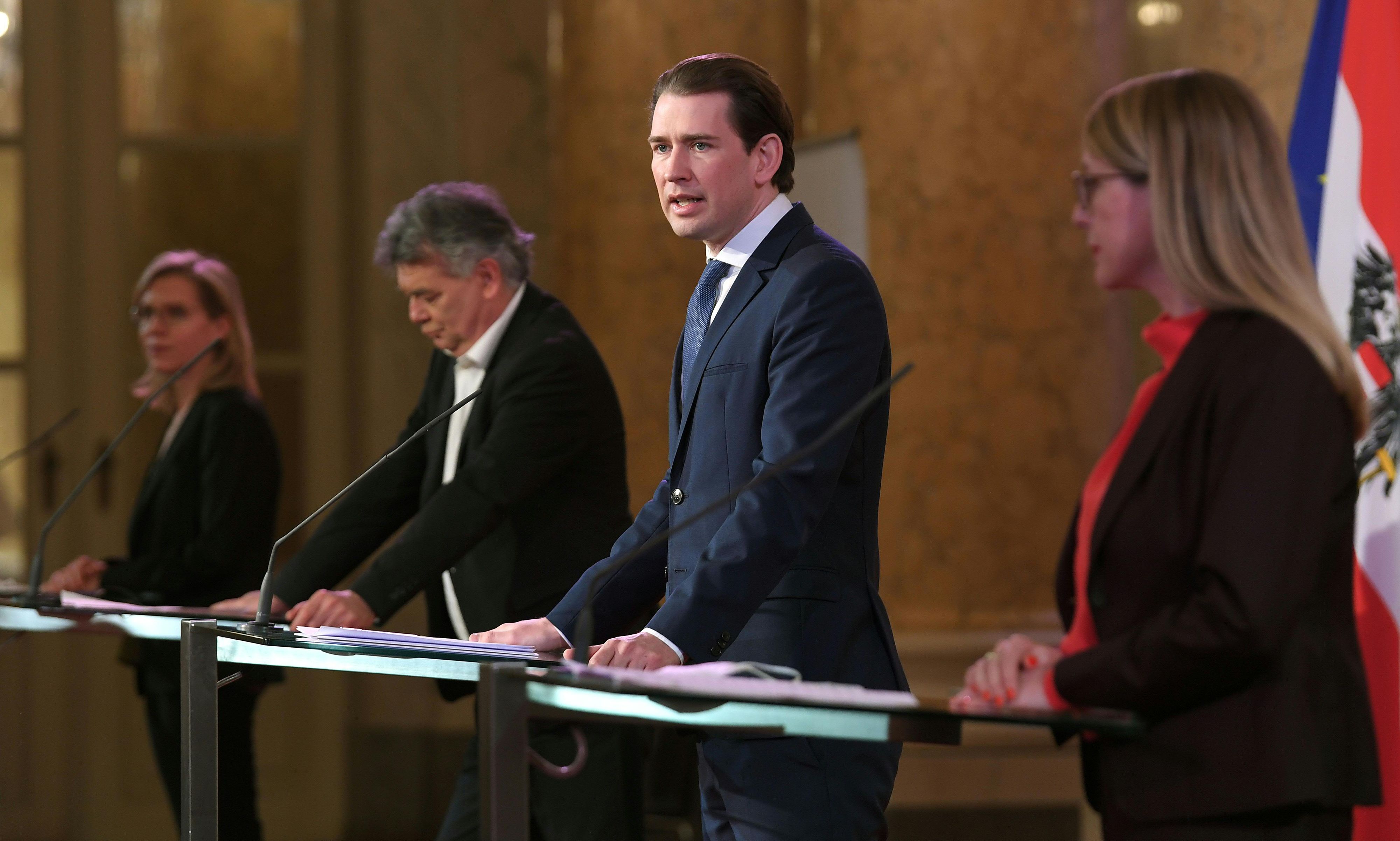  Klimaschutzministerin Leonore Gewessler (Grüne), Vizekanzler Werner Kogler (Grüne), Kanzler Sebastian Kurz (ÖVP) und Wirtschaftsministerin Margarete Schramböck (ÖVP) während einer PK im Rahmen der "Regierungsklausur im Zeichen des wirtschaftlichen Comebacks"