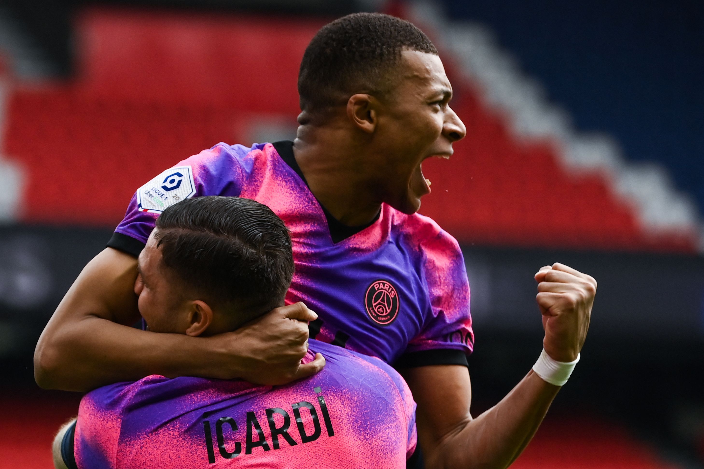 Download von www.picturedesk.com am 19.04.2021 (10:28).  Paris Saint-Germain's Argentinian forward Mauro Icardi (L) celebrates with Paris Saint-Germain's French forward Kylian Mbappe after scoring a goal during the French L1 football match between Paris-Saint Germain (PSG) and Saint-Etienne at the Parc des Princes Stadium, in Paris, on April 18, 2021. (Photo by FRANCK FIFE / AFP) - 20210418_PD3305 - Rechteinfo: Rights Managed (RM) Nur für redaktionelle Nutzung! Werbliche Nutzung erfordert Freigabe: bitte schicken Sie uns eine Anfrage.