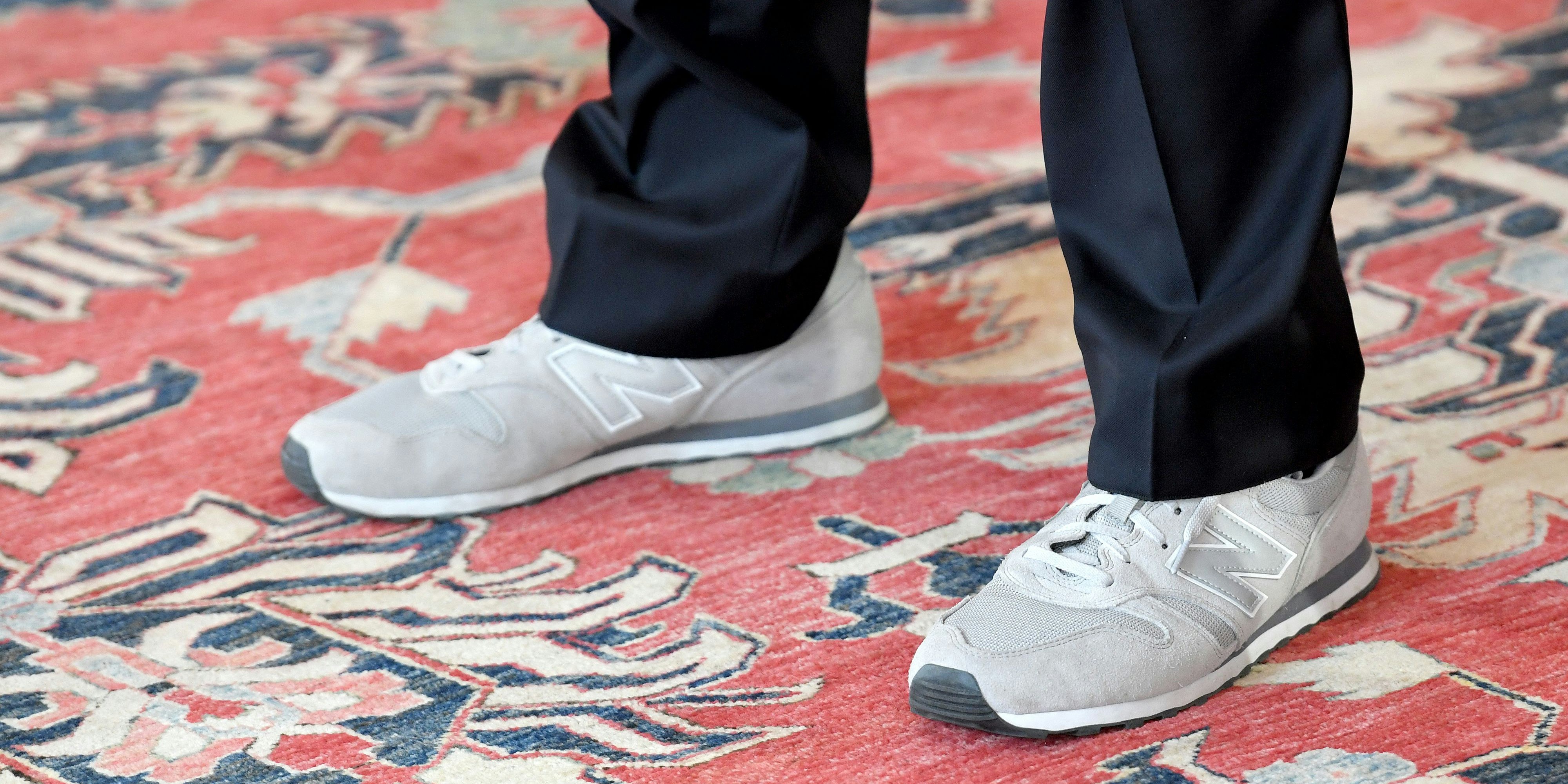 Die Turnschuhe des Neo-Gesundheitsministers stellen für Schäfer-Elmayer eine "Angriffsfläche" dar.