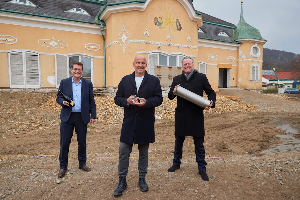 Stadtrat Jürgen Czernohorzsky (SPÖ), Gastronom Bernd Schlacher und Investor Frank Albert bei der Grundsteinlegung am Cobenzl in Wien-Döbling.