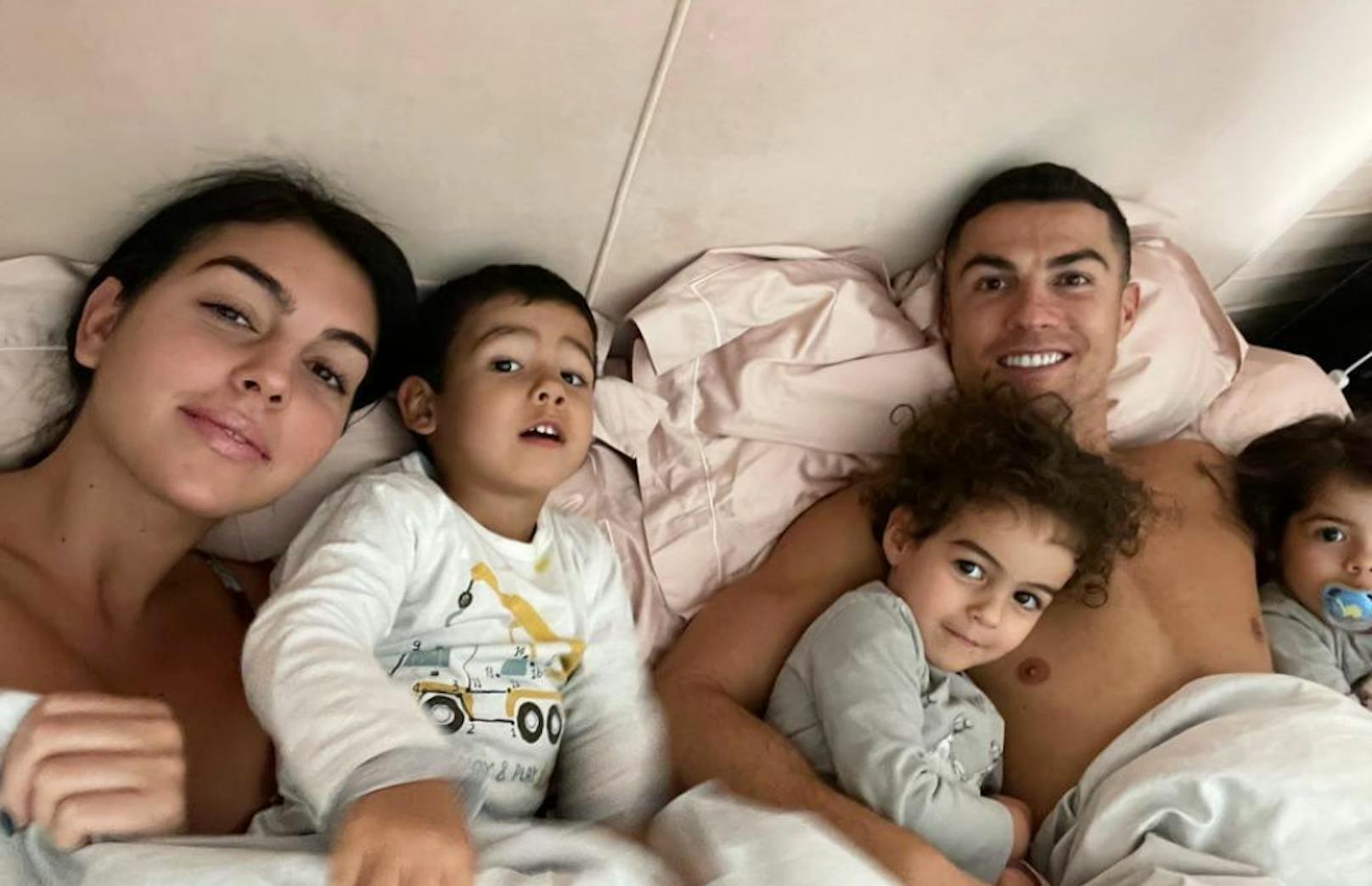 Cristiano Ronaldo mit seiner Freundin Georgina und drei seiner vier Kinder.