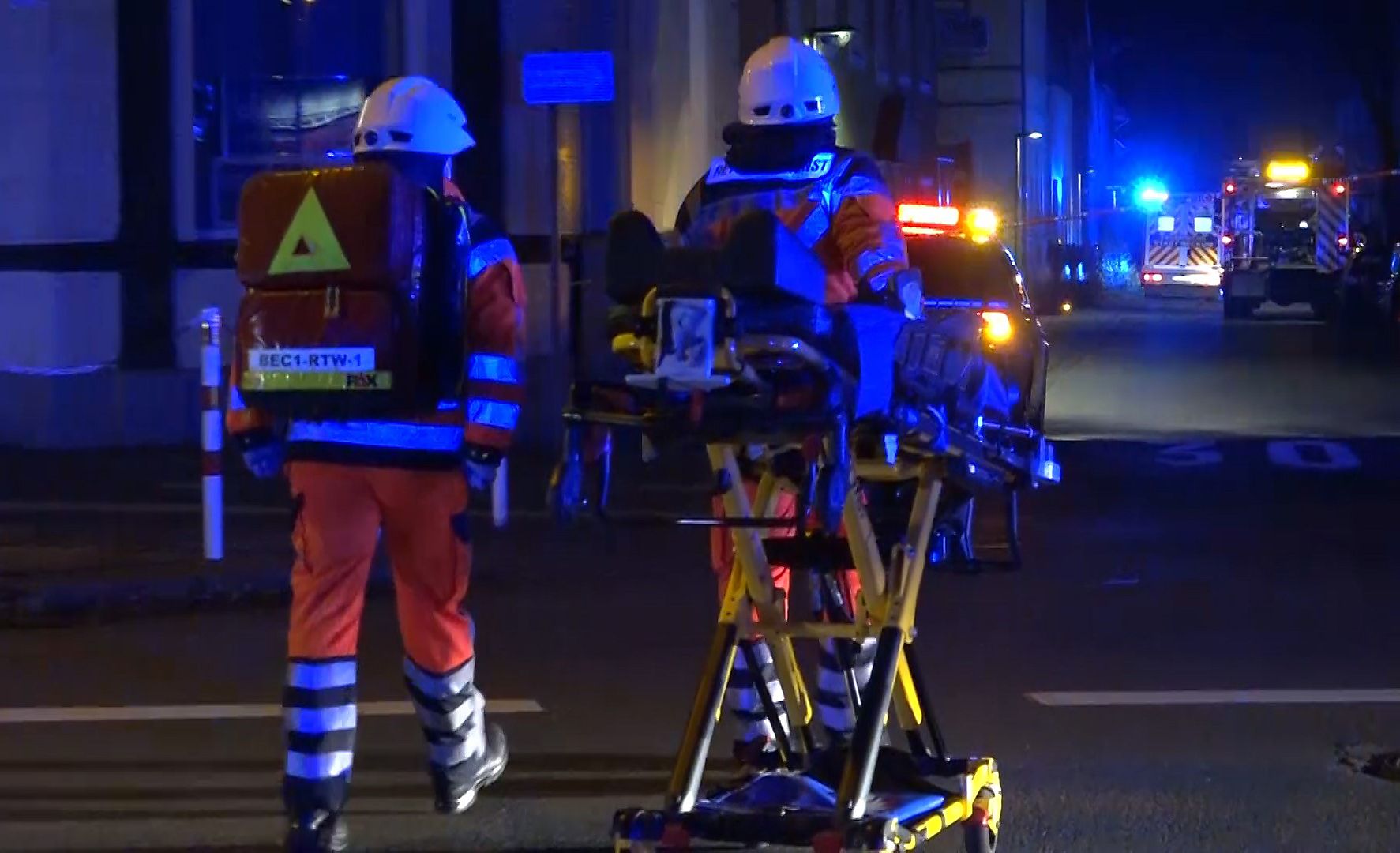 Download von www.picturedesk.com am 19.04.2021 (18:26).  06 February 2021, North Rhine-Westphalia, Beckum: Two rescue workers approach a scene with a stretcher. A dead man has been found in a shelter in Beckum. There were indications that he had died from a carbon monoxide outbreak, a spokesperson for the Warendorf police said. (to dpa "Dead man in Beckum - possible carbon monoxide outbreak" - Best possible quality) Photo: -/TV7News /dpa - 20210206_PD2416 - Rechteinfo: Rights Managed (RM)