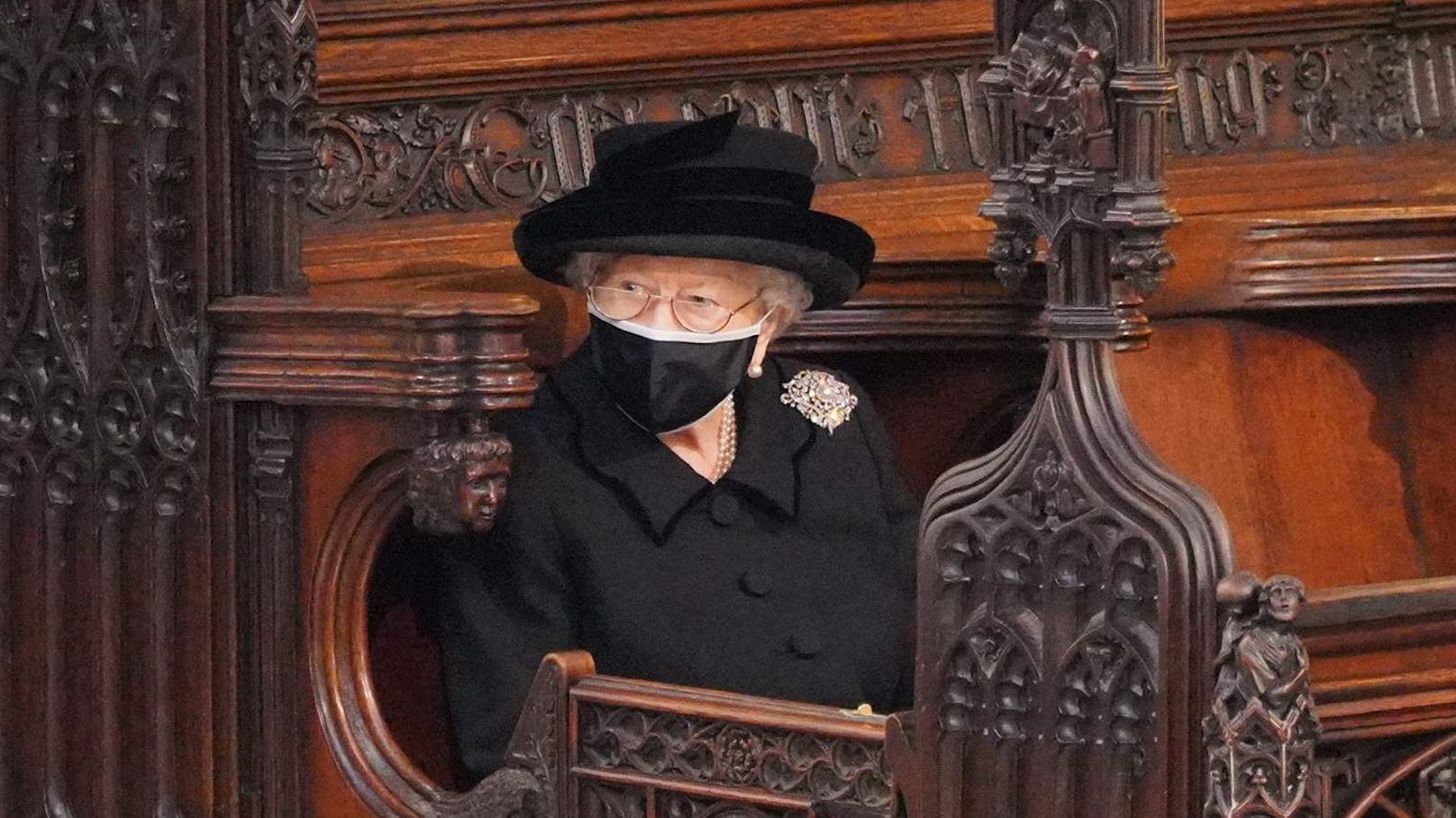 Download von www.picturedesk.com am 19.04.2021 (15:42). 
TOPSHOT - Queen Elizabeth II takes her seat for the funeral service of Britain's Prince Philip, Duke of Edinburgh inside St George's Chapel in Windsor Castle in Windsor, west of London, on April 17, 2021. - Philip, who was married to Queen Elizabeth II for 73 years, died on April 9 aged 99 just weeks after a month-long stay in hospital for treatment to a heart condition and an infection. (Photo by Jonathan Brady / POOL / AFP) - 20210417_PD16444 - Rechteinfo: Rights Managed (RM) Nur für redaktionelle Nutzung! Werbliche Nutzung erfordert Freigabe: bitte schicken Sie uns eine Anfrage.