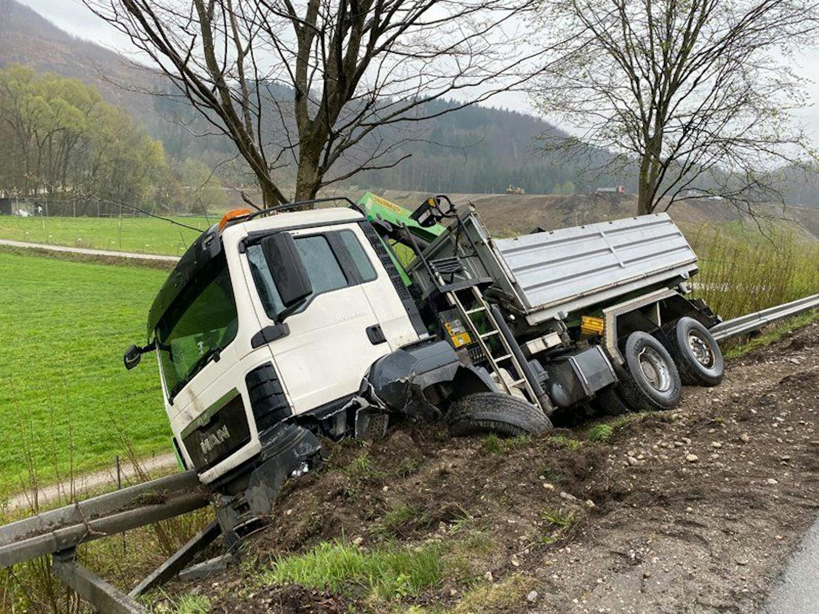 Bei einem schweren Verkehrsunfall ist Montagvormittag in Weitwörth (Flachgau) eine Person ums Leben gekommen (Symbolbild)