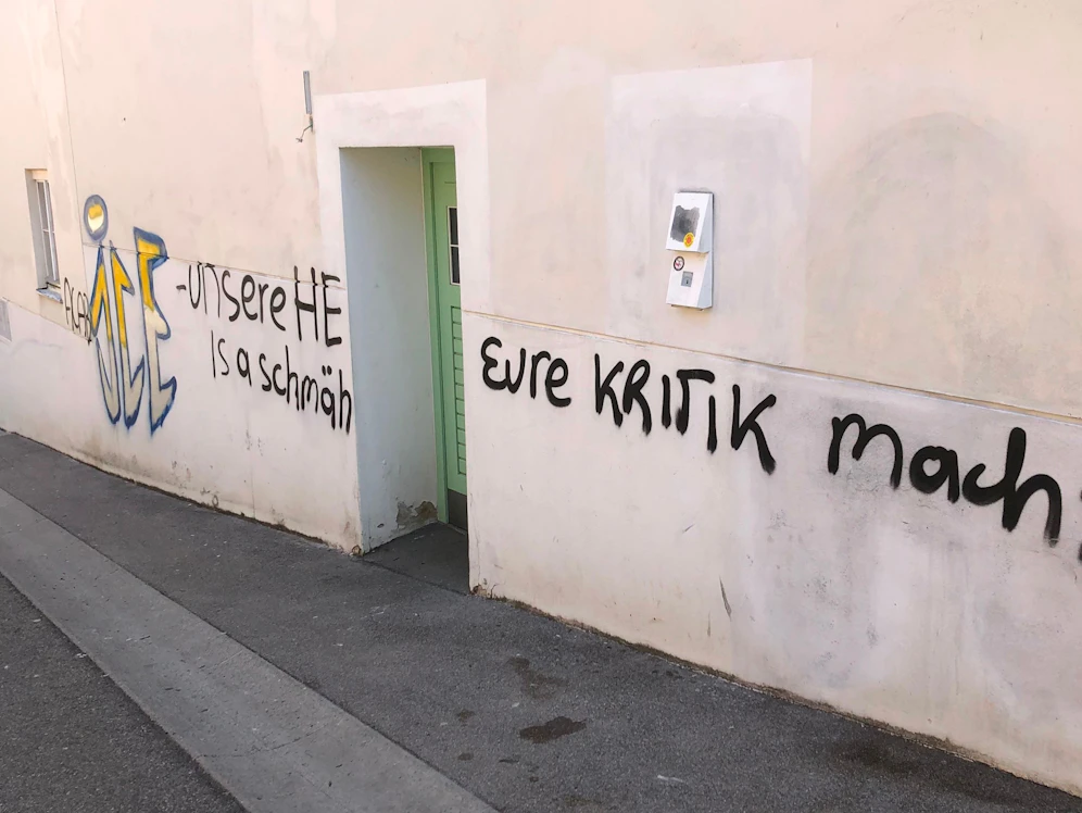 Die jugendlichen Verursacher der Schmierereien in Perchtoldsdorf, hier die Schmierereien in der Hyrtlgasse, konnten ausgeforscht und dingfest gemacht werden.