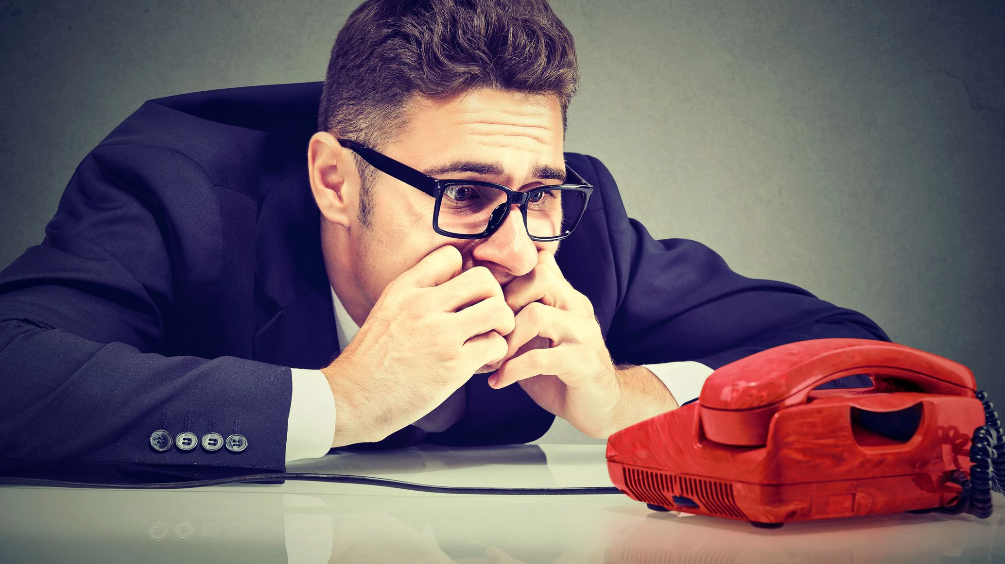 Es gibt sie: Die Angst vor dem Telefonieren. Eine TikTokerin macht daraus nun ein rentables Geschäft. 