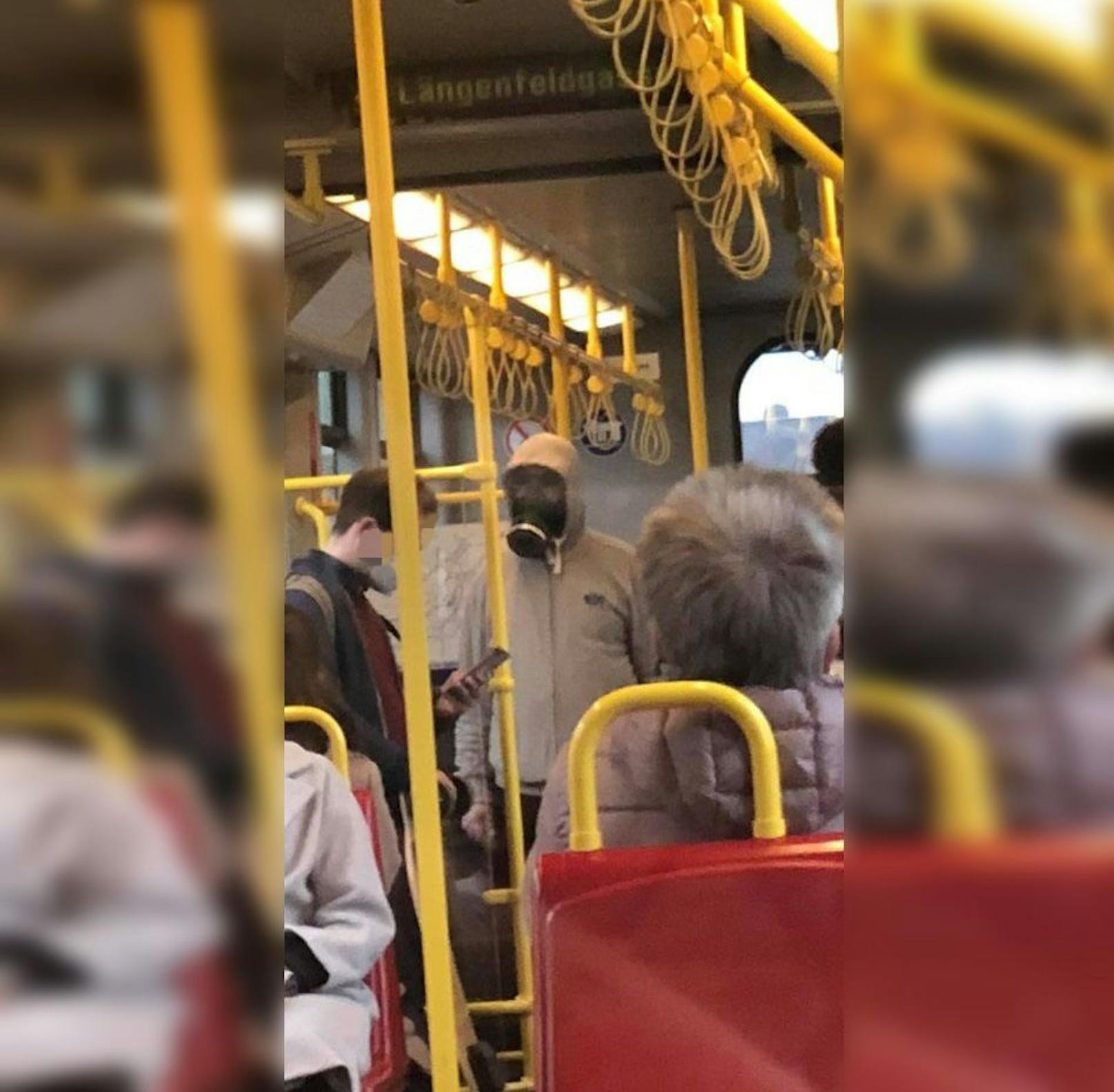 In Wien war ein Mann mit einer Gasmaske in der U-Bahn.