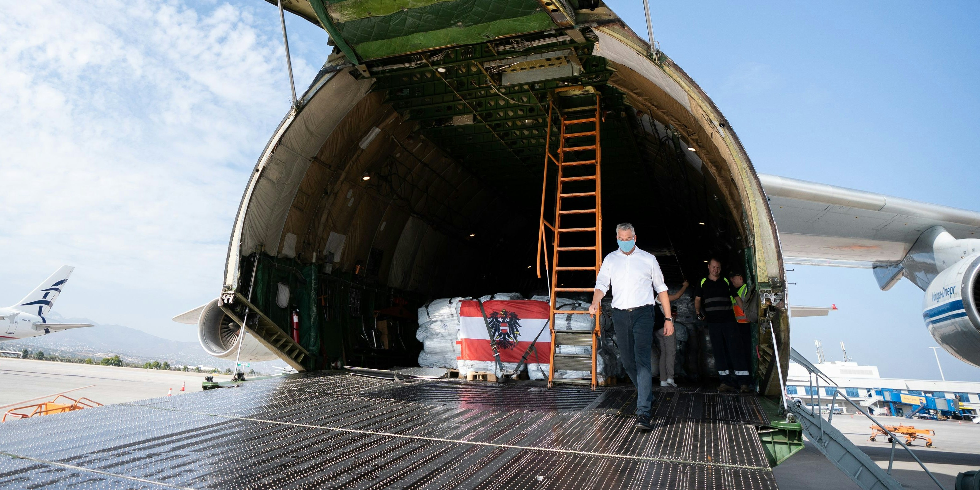 Innenminister Karl Nehammer (ÖVP) mit einer Lieferung österreichischer Hilfsgüter in Athen am Mittwoch, 16. September 2020, anlässlich der Flüchtlingskrise in Moria.