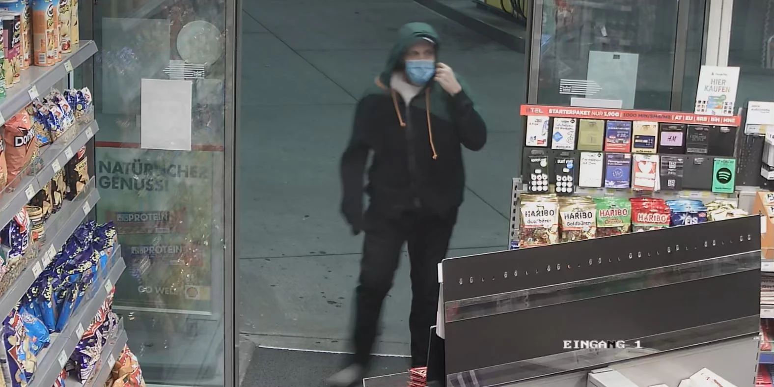 Der Räuber betrat die Tankstelle ohne Schuhe