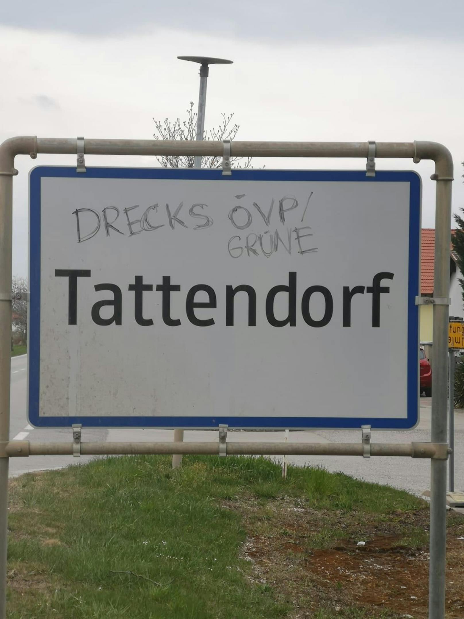 Ortstafeln wurden in Tattendorf beschmiert.