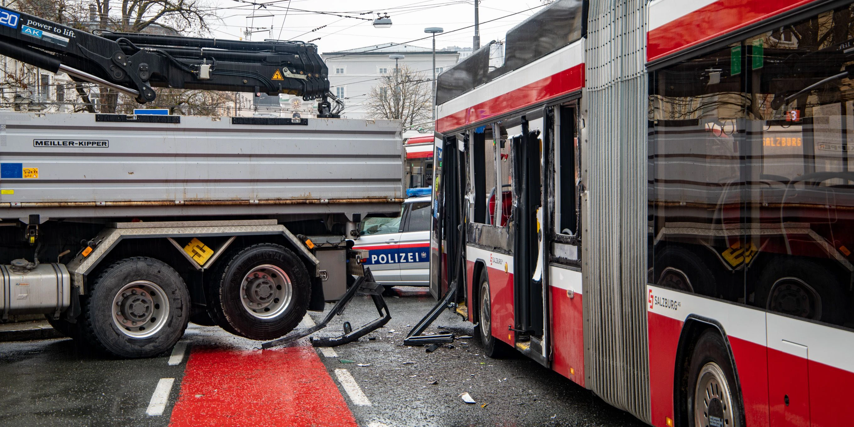 Der Lkw erfasste den Bus beim Rückwärts-Ausparken