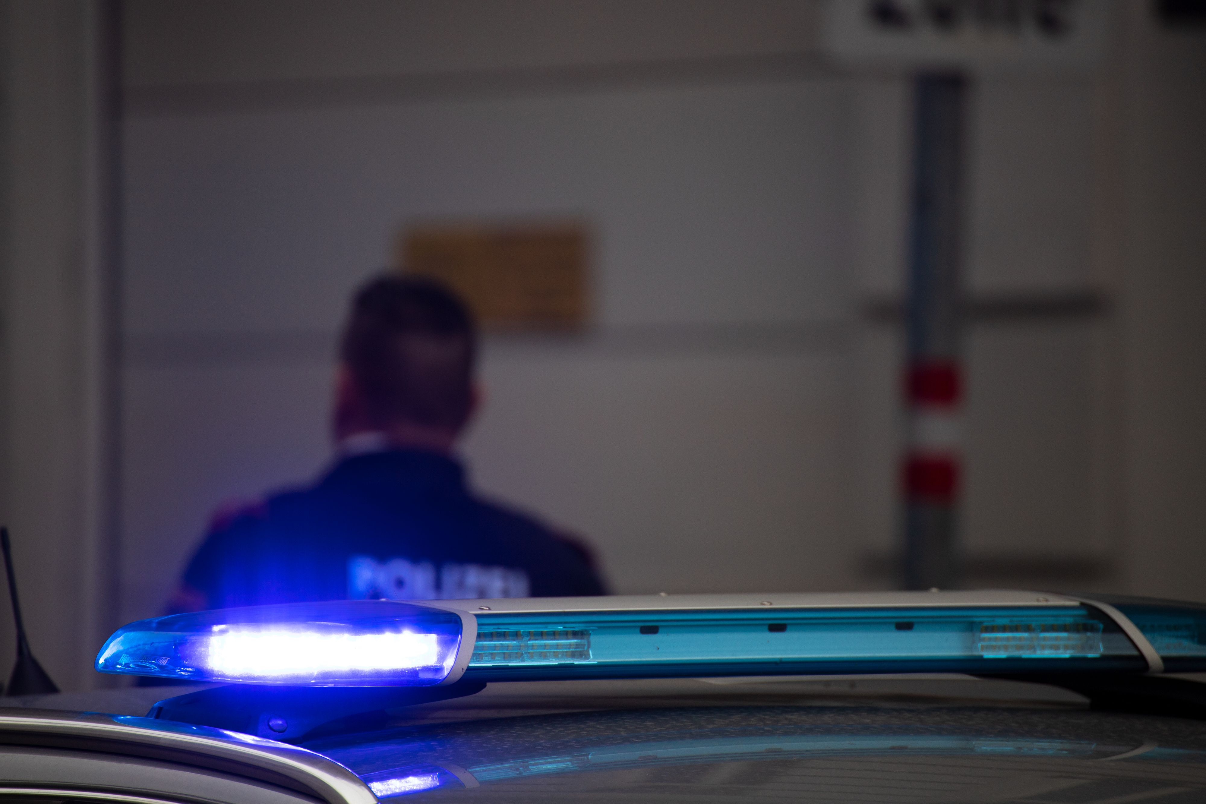 Download von www.picturedesk.com am 19.04.2021 (11:29).  Fahrzeuge der Wiener Polizei befinden sich im Einsatz bei einer Demonstration in Wien, Österreich. Im Hintergrund ist ein Polizist mit einer Uniform zu erkennen. Oktober 2020 - 20201003_PD14256 - Rechteinfo: Rights Managed (RM)