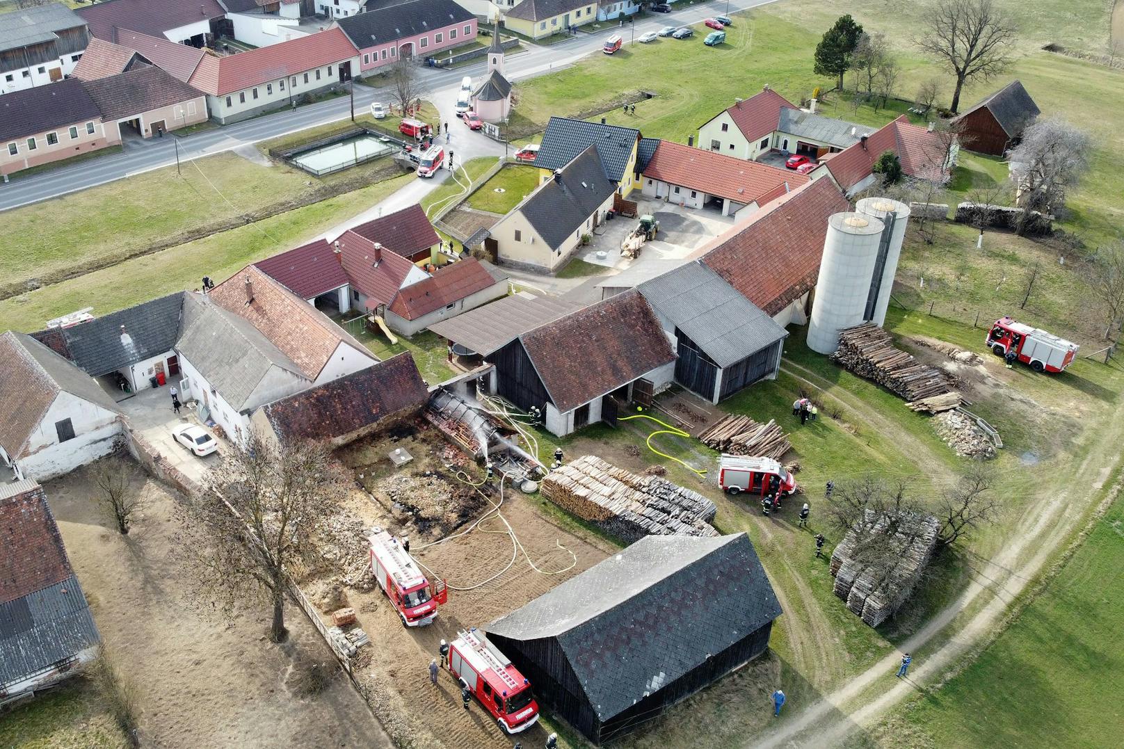 135 Feuerwehrleute verhinderten zwei Großbrände in Waidhofen an der Thaya.