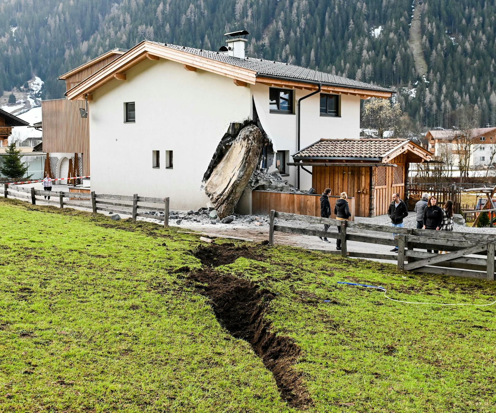 Im Stubaital (Tirol) beschädigte ein etwa vier Meter hoher Felsbrocken am Freitag um circa 2.15 Uhr ein Ferienhaus schwer.