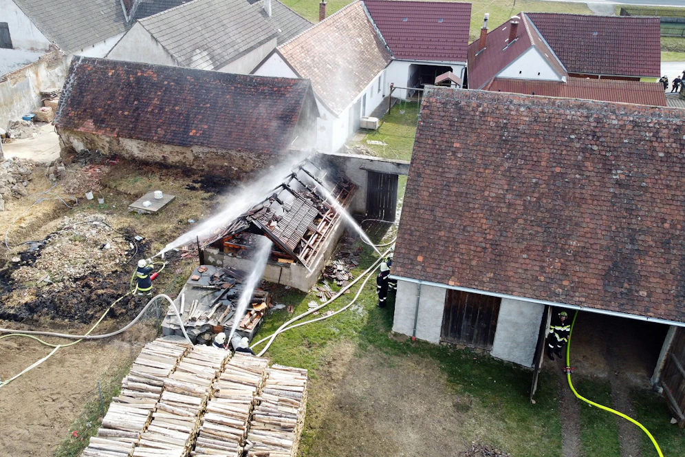 Der Schuppen stand in Vollbrand.