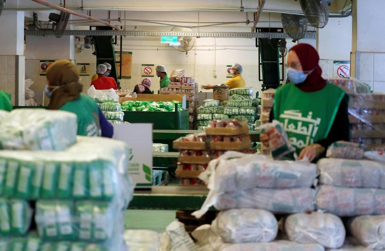 Im vergangenen Jahr vergaben Wohltätigkeitsorganisationen Essen an die arme Bevölkerung in Kairo während des Ramadans. Viele hatten wegen dem Ausbruch der Pandemie ihre Arbeit verloren.