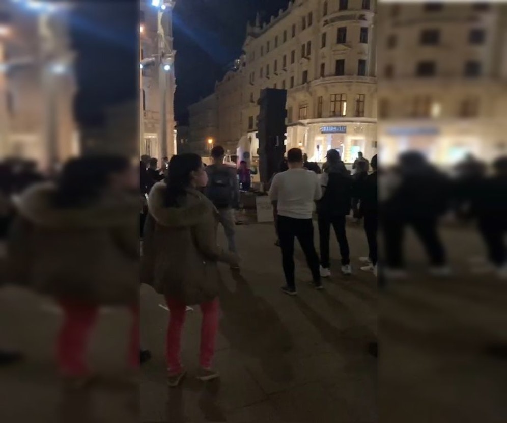 Am Donnerstagabend tanzten viele Leute am Platz der Menschenrechte.