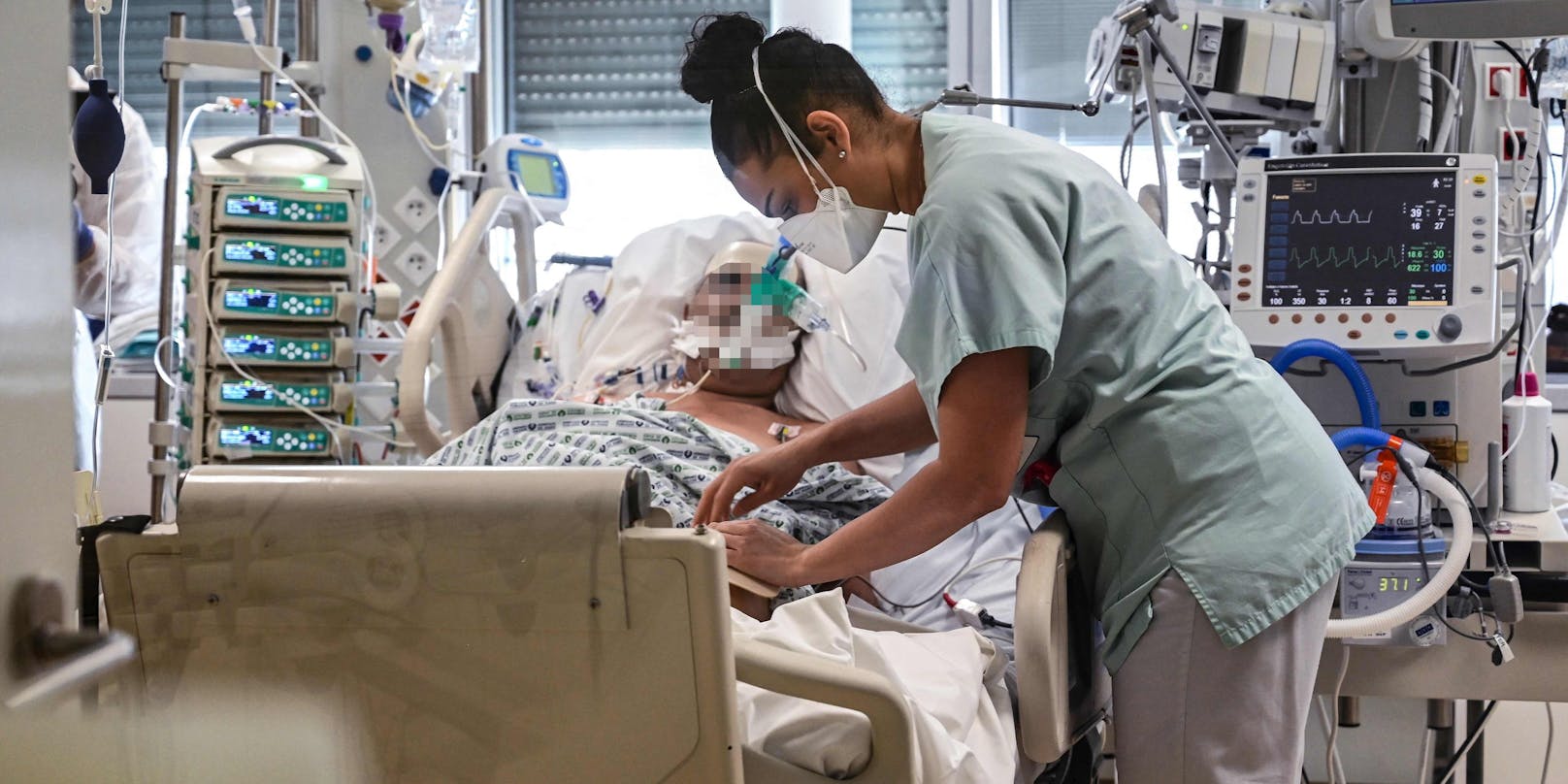 Ein Patient wird auf der Intensivstation medizinisch betreut.