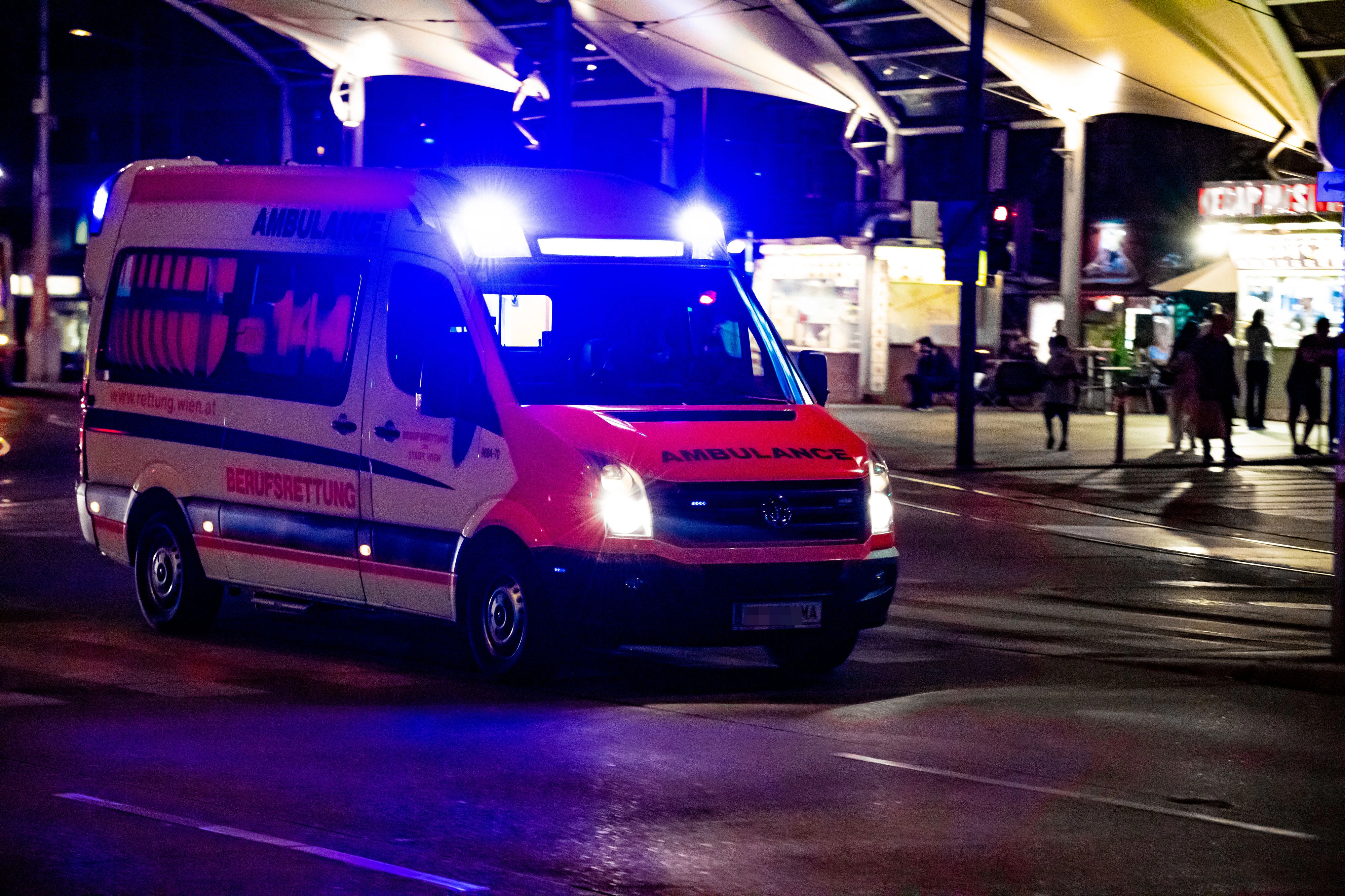 Ein Rettungsfahrzeug der Wiener Berufsrettung befindet sich auf Einsatzfahrt.