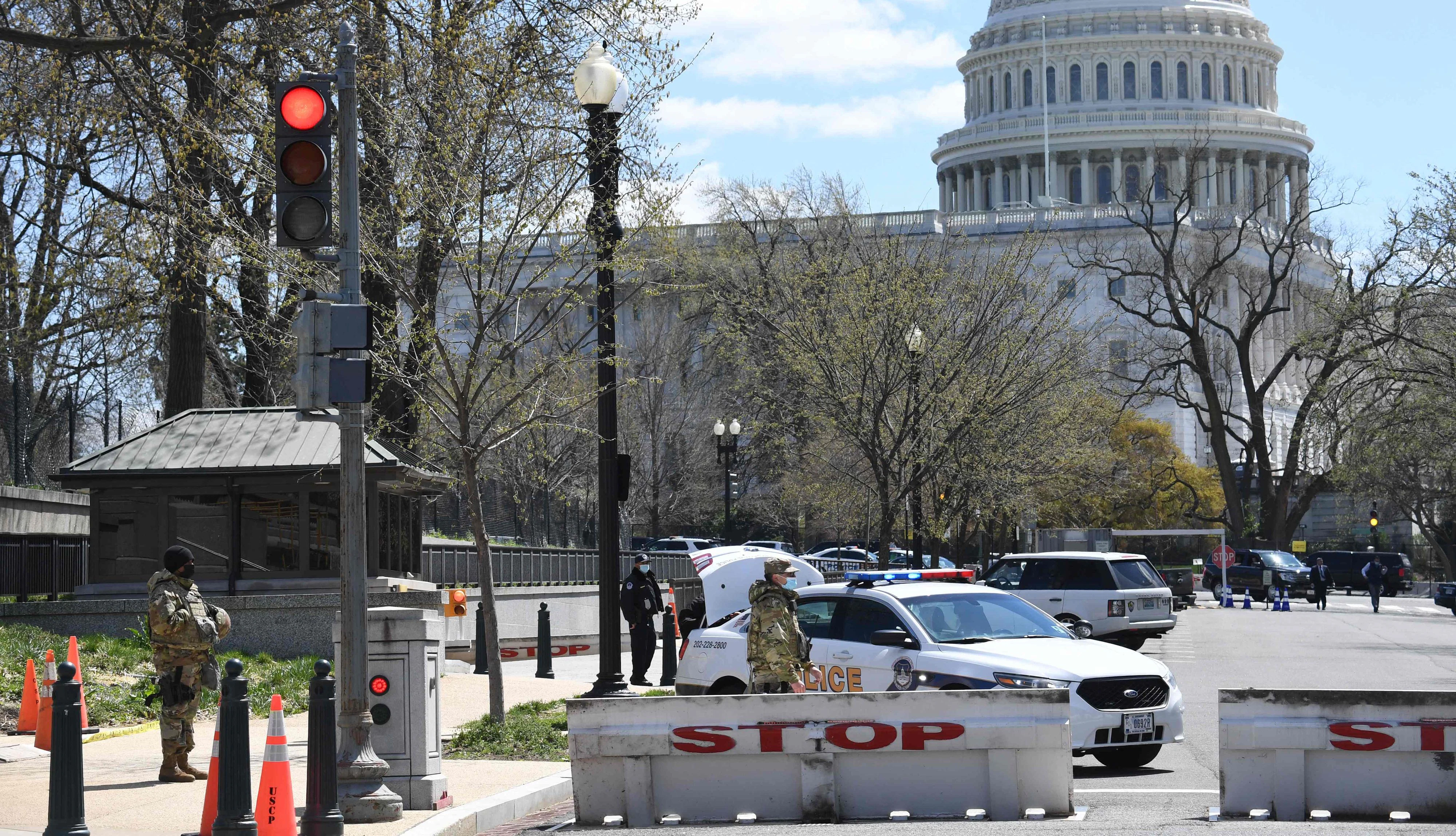 Download von www.picturedesk.com am 02.04.2021 (20:19).  Police and members of the National Guard block a street near the US Capitol on April 2, 2021, after a vehicle drove into US Capitol police officers in Washington, DC. - Two police officers were injured near the US Capitol on Friday after being rammed by a vehicle whose driver was subsequently arrested, police said. "A suspect is in custody. Both officers are injured. All three have been transported to the hospital," the US Capitol Police department said on Twitter. (Photo by Eric BARADAT / AFP) - 20210402_PD4857 - Rechteinfo: Rights Managed (RM) Nur für redaktionelle Nutzung! Werbliche Nutzung erfordert Freigabe: bitte schicken Sie uns eine Anfrage.