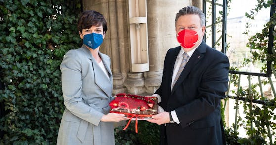 Bürgermeister Micheal Ludwig erhielt von Pamela Rendi-Wagner eine Geburtstagstorte.