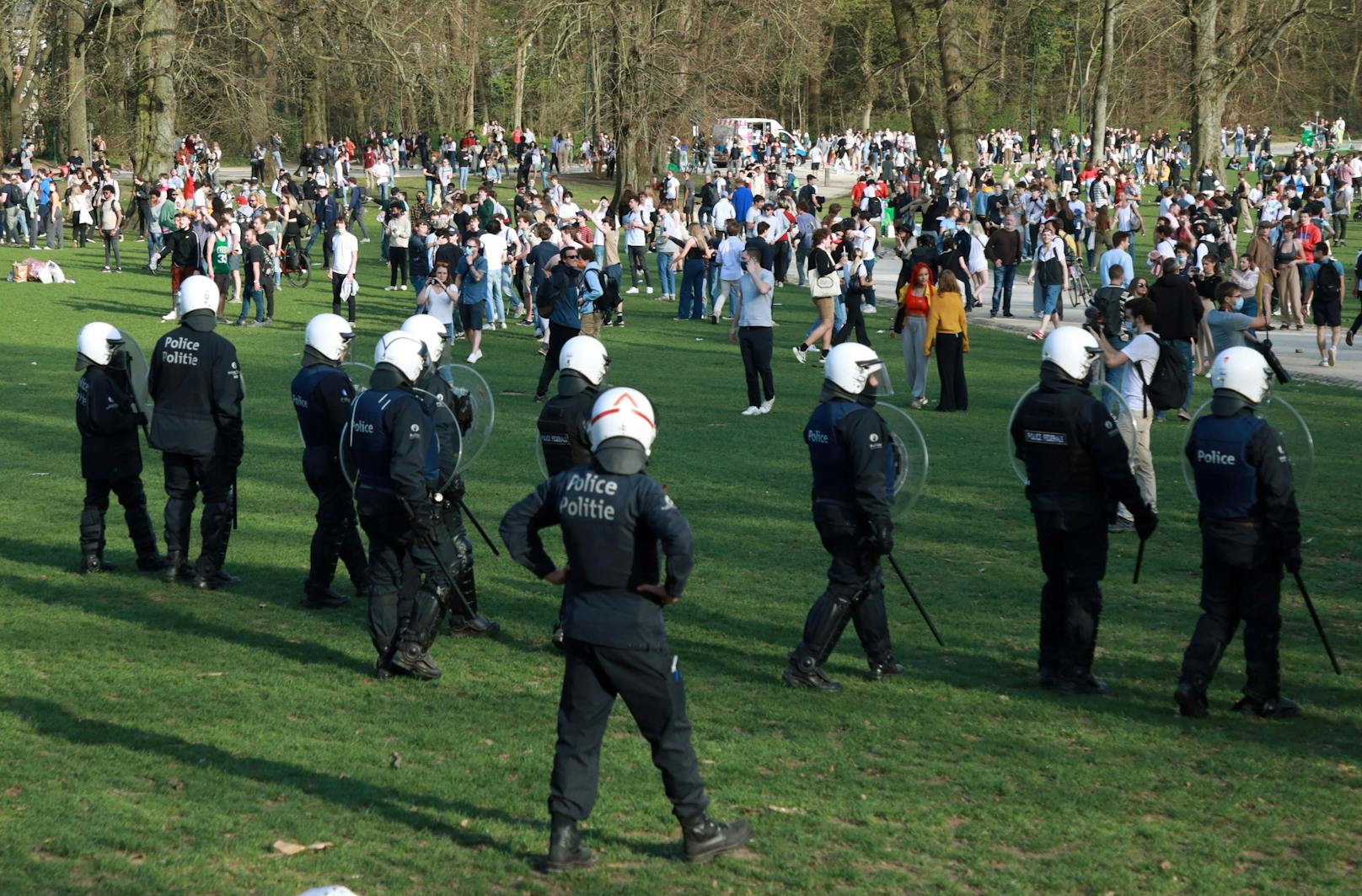 Bei einem Massentreffen in der belgischen Hauptstadt sind die Polizei und die Teilnehmenden aneinander geraten. (1. April 2021)