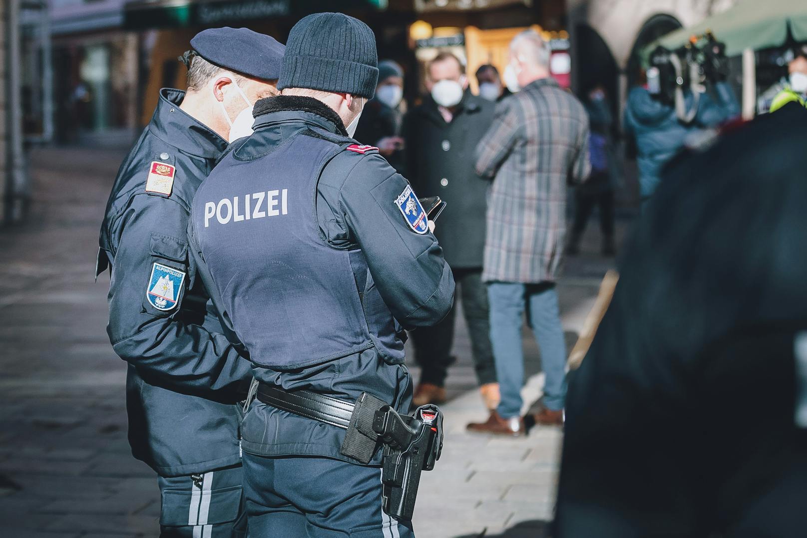 Die Polizei bei Kontrollen: In Tirol kam es zu einem Freiheitsentzug.