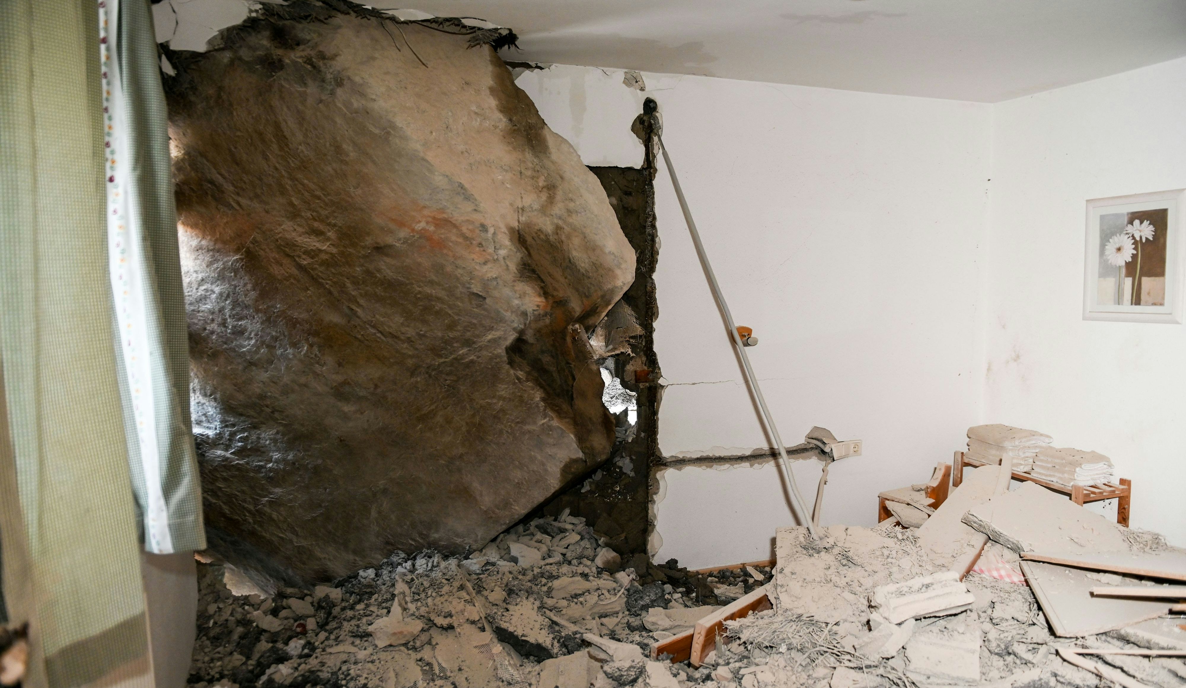 Download von www.picturedesk.com am 02.04.2021 (15:54).  ABD0033_20210402 - NEUSTIFT IM STUBAITAL - ÖSTERREICH: ZU APA0058 VOM 2.4.2021 - Ein mehrere Meter hoher Felsblock ist in der Nacht auf Freitag, 02. April 2021, in Neustift im Stubaital (Bezirk Innsbruck-Land) in ein Wohnhaus gestürzt. Der Felsblock, der sich gegen 2.00 Uhr gelöst hatte, blieb in der Hauswand stecken. Verletzt wurde niemand, es mussten jedoch insgesamt 14 Personen aus den umliegenden Häusern evakuiert werden. - FOTO: APA/ZEITUNGSFOTO.AT/DANIEL LIEBL - 20210402_PD0743 - Rechteinfo: Rights Managed (RM)