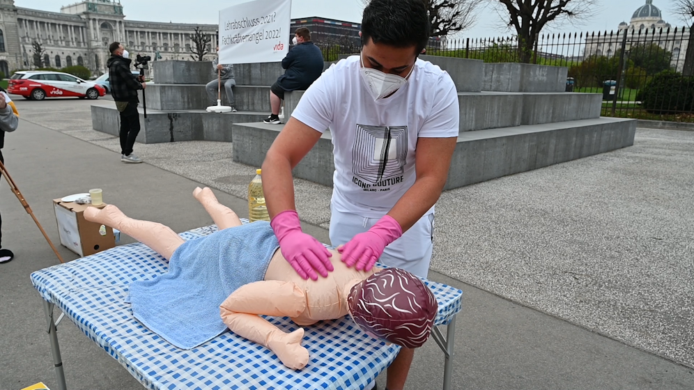 Masseur-Lehrling übt an Sexpuppe