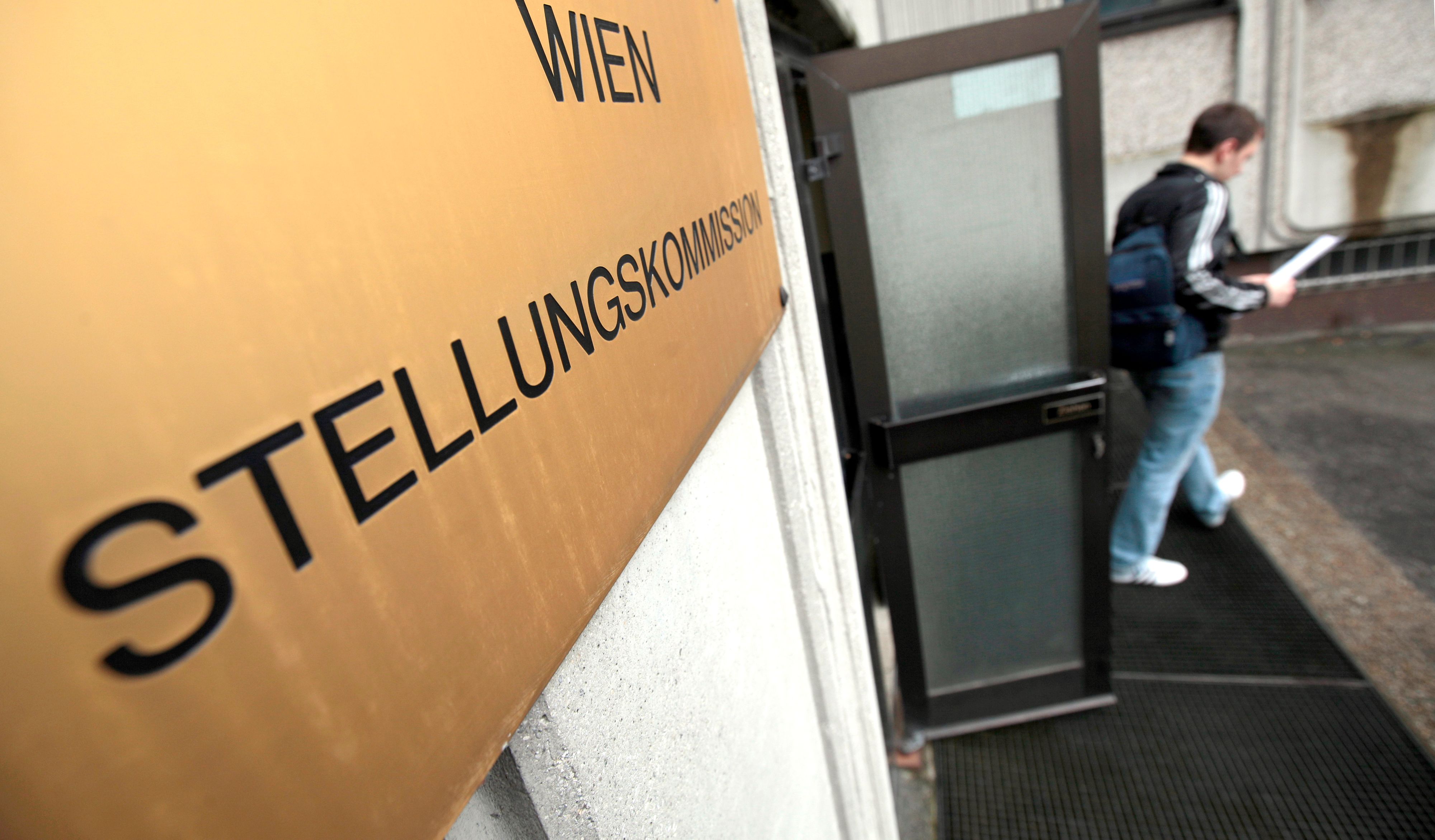 Ein junger Mann bei der Musterung vor Corona.