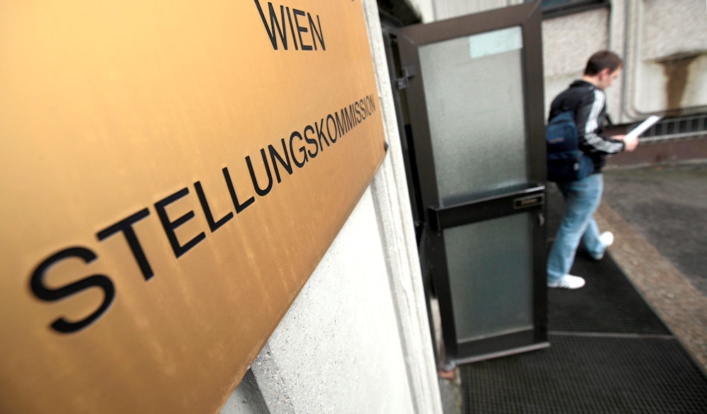 Ein junger Mann bei der Musterung vor Corona.
