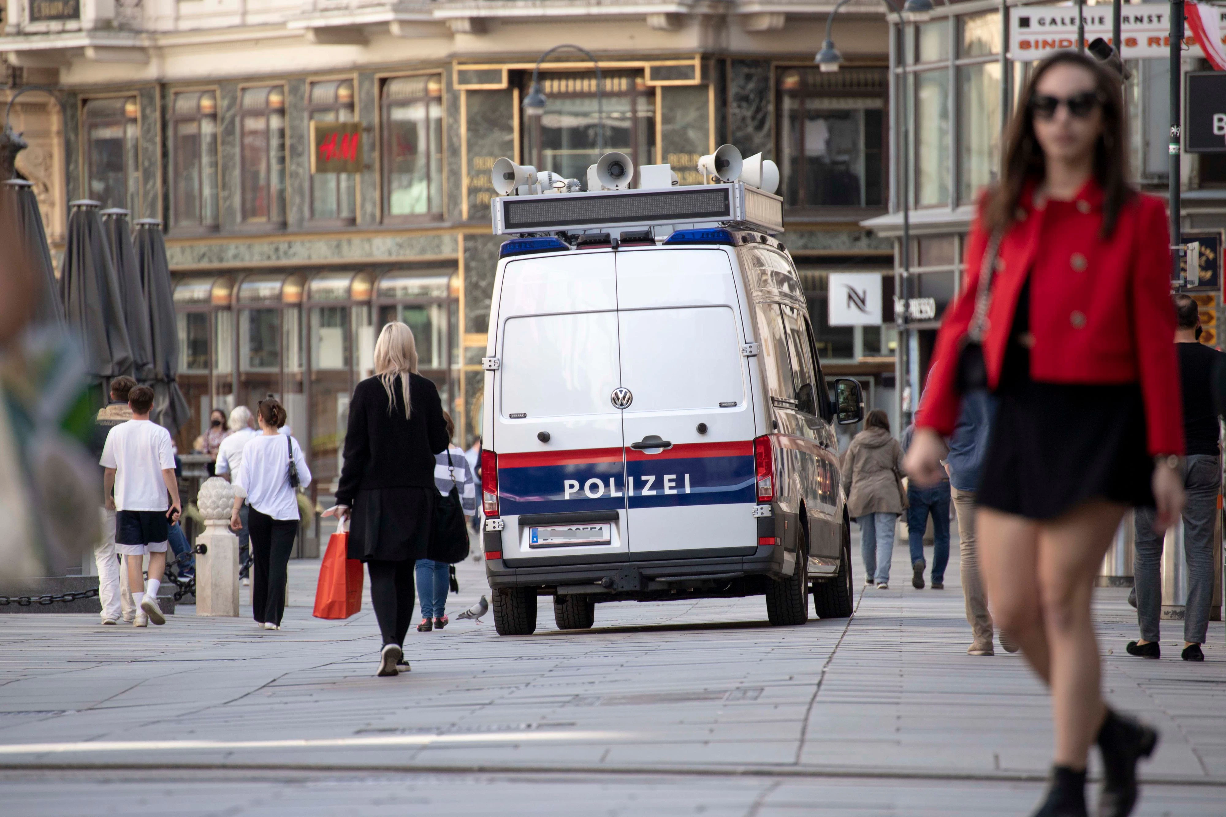 in Fahrzeug der Wiener Polizei am ,, Am Graben ".