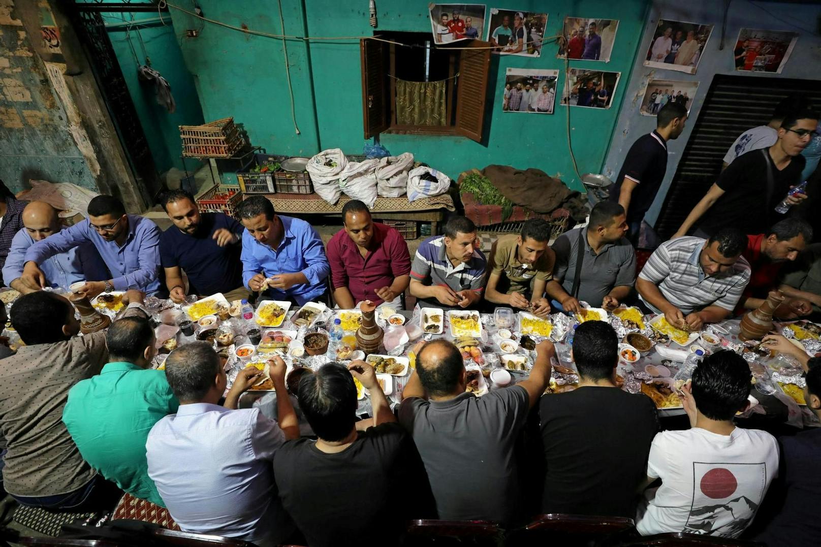 In normalen Jahren kommen überall in der muslimischen Welt Gruppen für das traditionelle Fastenbrechen (Iftar) zusammen, wie hier die Bewohner des Quartiers Mataria in Kairo im Jahr 2019.