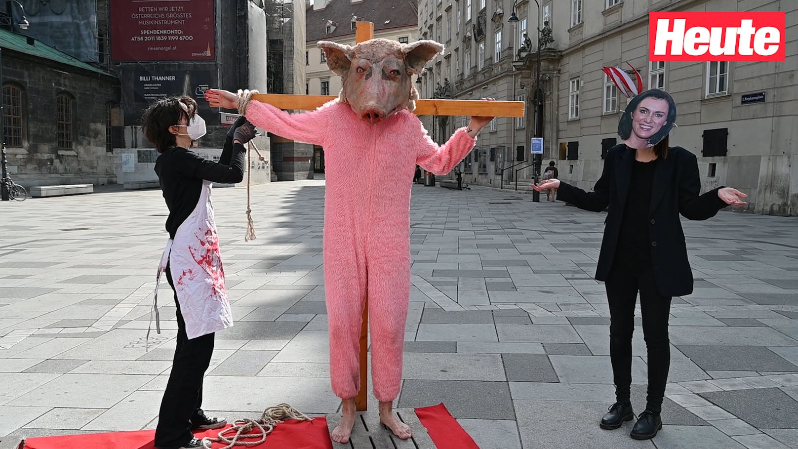 "Kreuzigung" eines als Schwein verkleideten Aktivisten am Stephansplatz