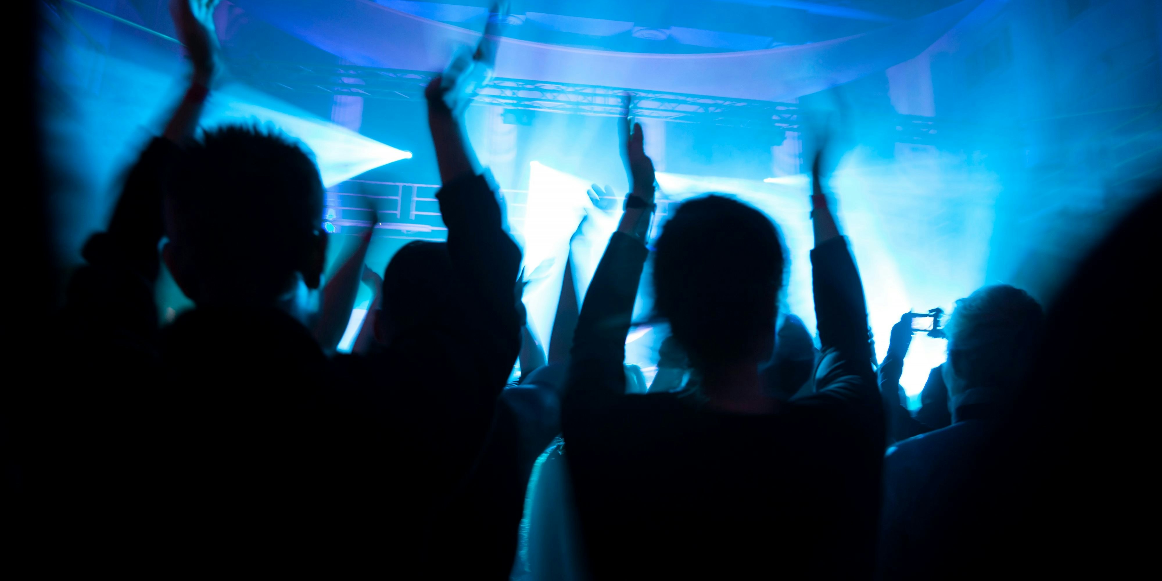 Download von www.picturedesk.com am 20.04.2021 (19:20).  Crowd at concert - 20170306_PD12328 - Rechteinfo: Royalty Free (RF) Model Released