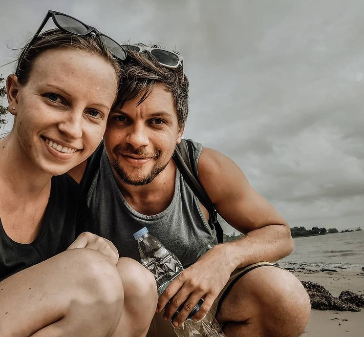 Daniela Köck (29) und Alexander Prikasky (36) hängen wegen Corona seit einem Jahr in Thailand fest. Sie entschieden sich gegen den Rückholflug nach Österreich und für den Pandemie-Alltag im 8.441,21 Kilometer entfernten Bangkok.