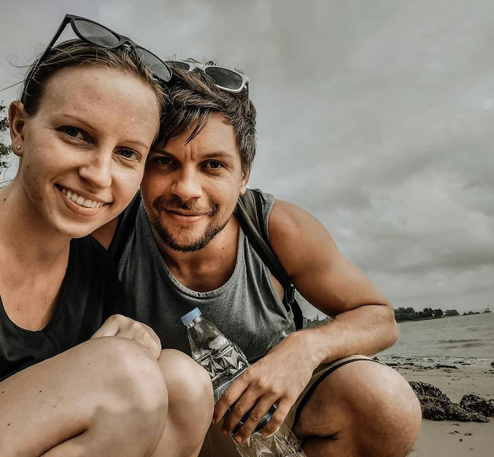 Daniela Köck (29) und Alexander Prikasky (36) hängen wegen Corona seit einem Jahr in Thailand fest. Sie entschieden sich gegen den Rückholflug nach Österreich und für den Pandemie-Alltag im 8.441,21 Kilometer entfernten Bangkok.