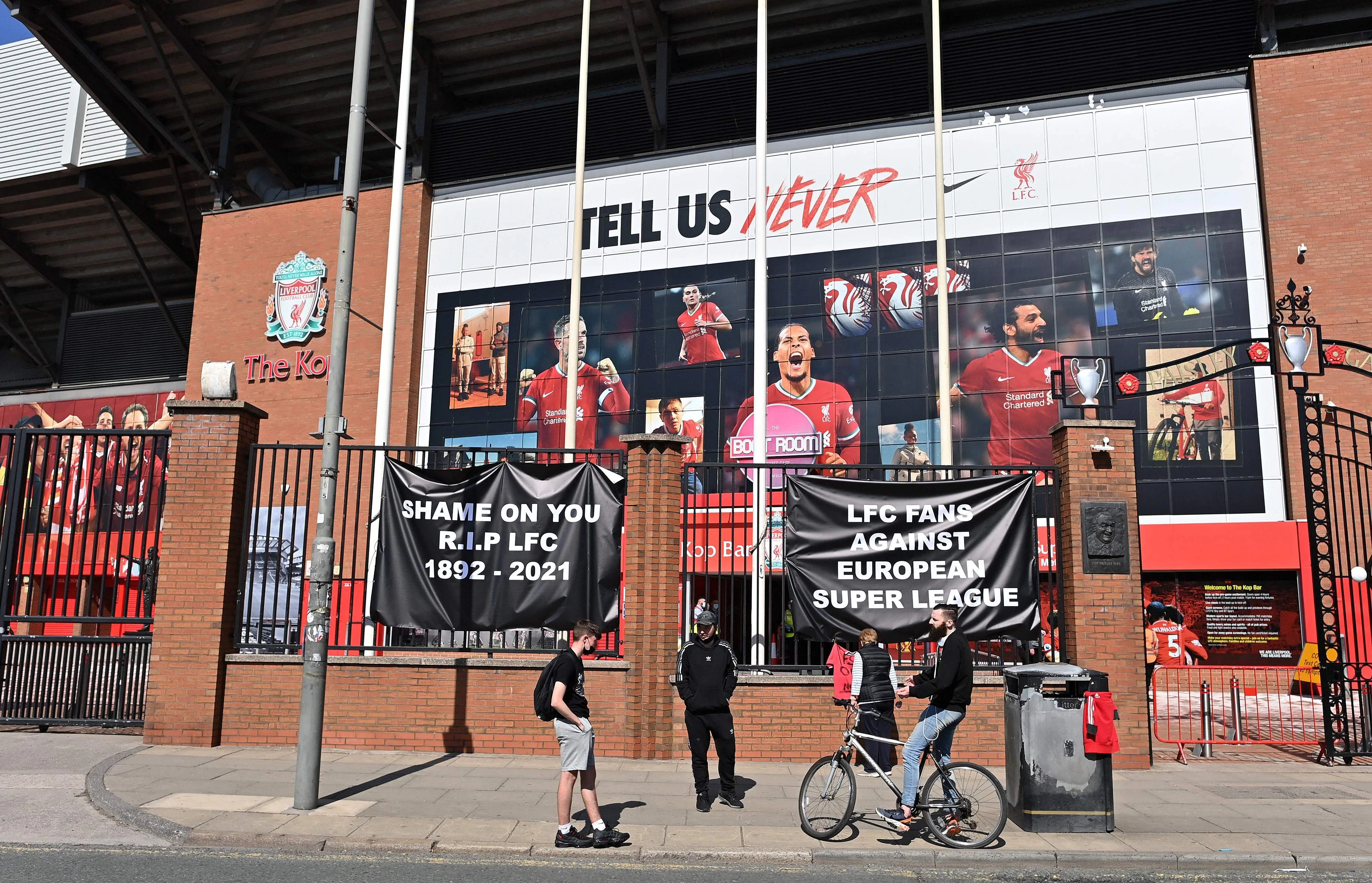 Vor der Anfield Road protestierten am Montag Fans gegen die Pläne des Klubs.