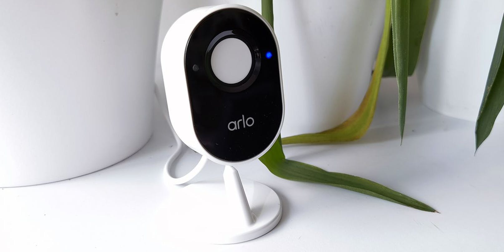 Wer sich Sorgen über die Sicherheit in seinem Zuhause, aber gleichzeitig auch um seine Privatsphäre macht, finden in der rund 130 Euro teuren Arlo Essential Indoor Camera ein smartes Modell, das nur wenige Features vermissen lässt.
