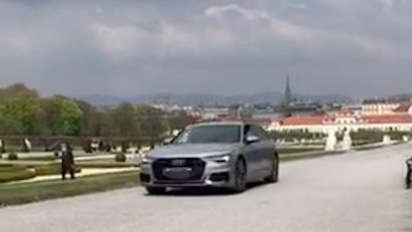 Am Dienstag drehte ein Audi-Lenker eine Runde im Schlossgarten des Belvedere. 