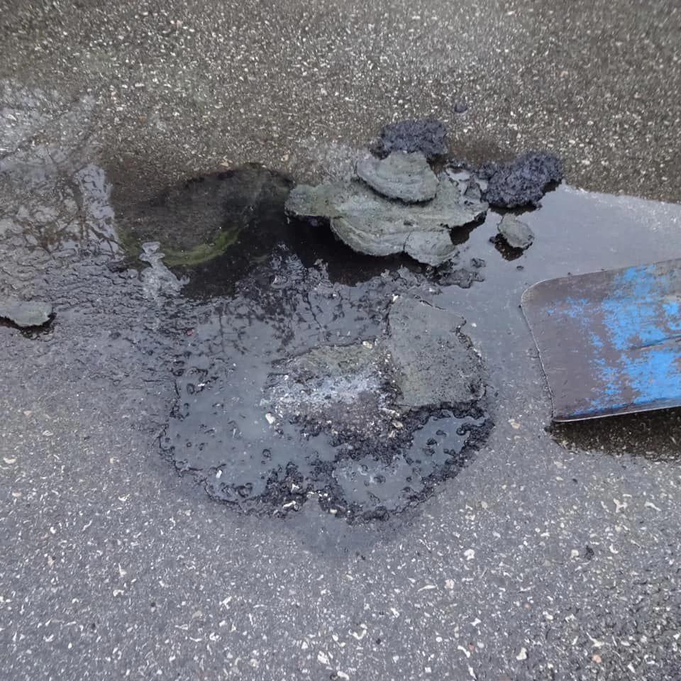 Der Brand hinterließ am Asphalt Spuren. Die Polizei ermittelt.