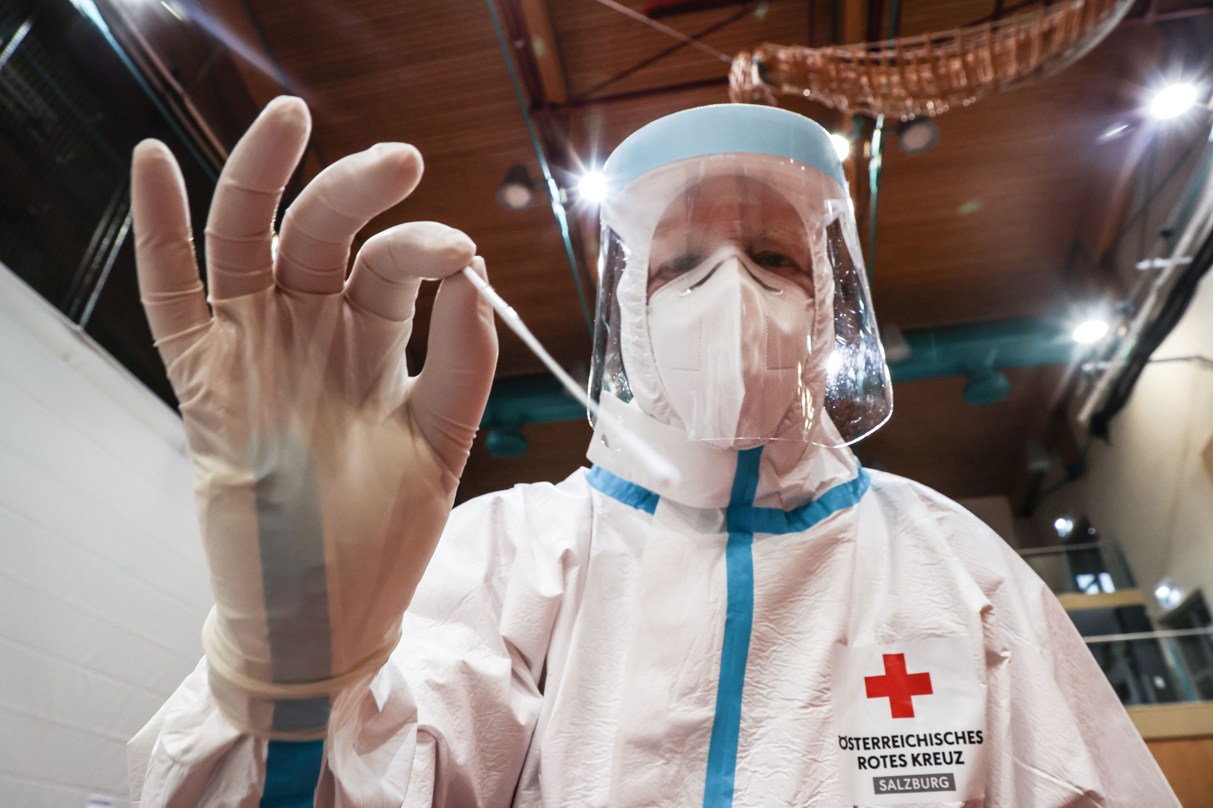 Corona-Tests könnten für Geimpfte noch länger verpflichtend sein.