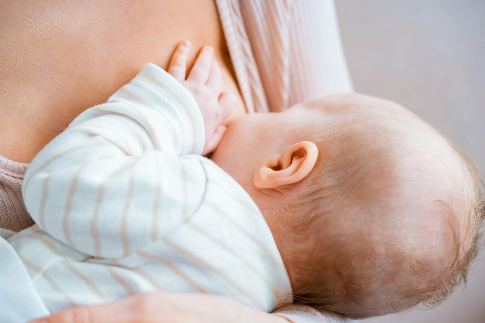 Stillende Mütter geben ihre Antikörper mit der Muttermilch an ihre Kinder weiter.