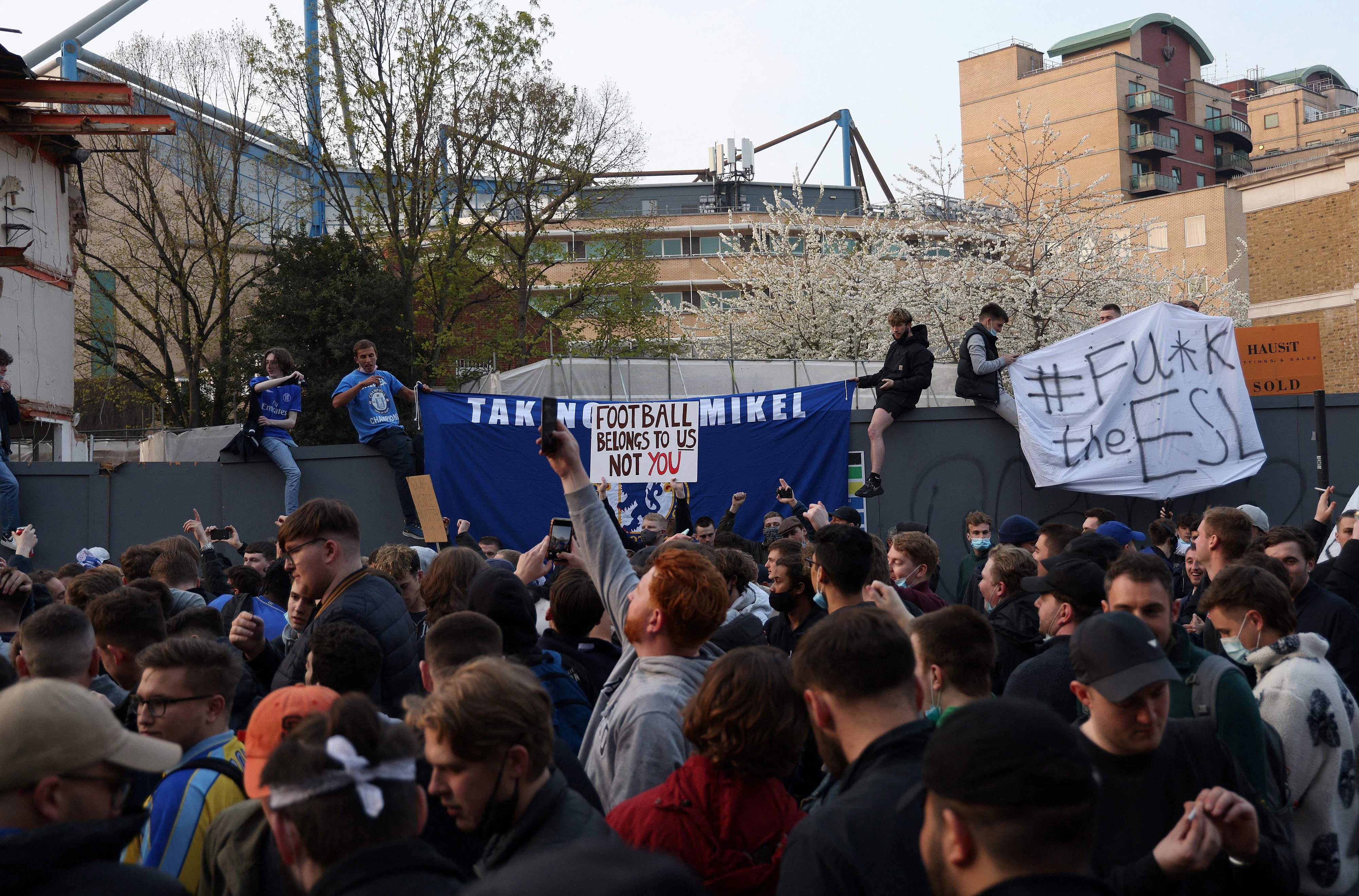 Die Chelsea-Fans feierten vor der Stamford Bridge. 