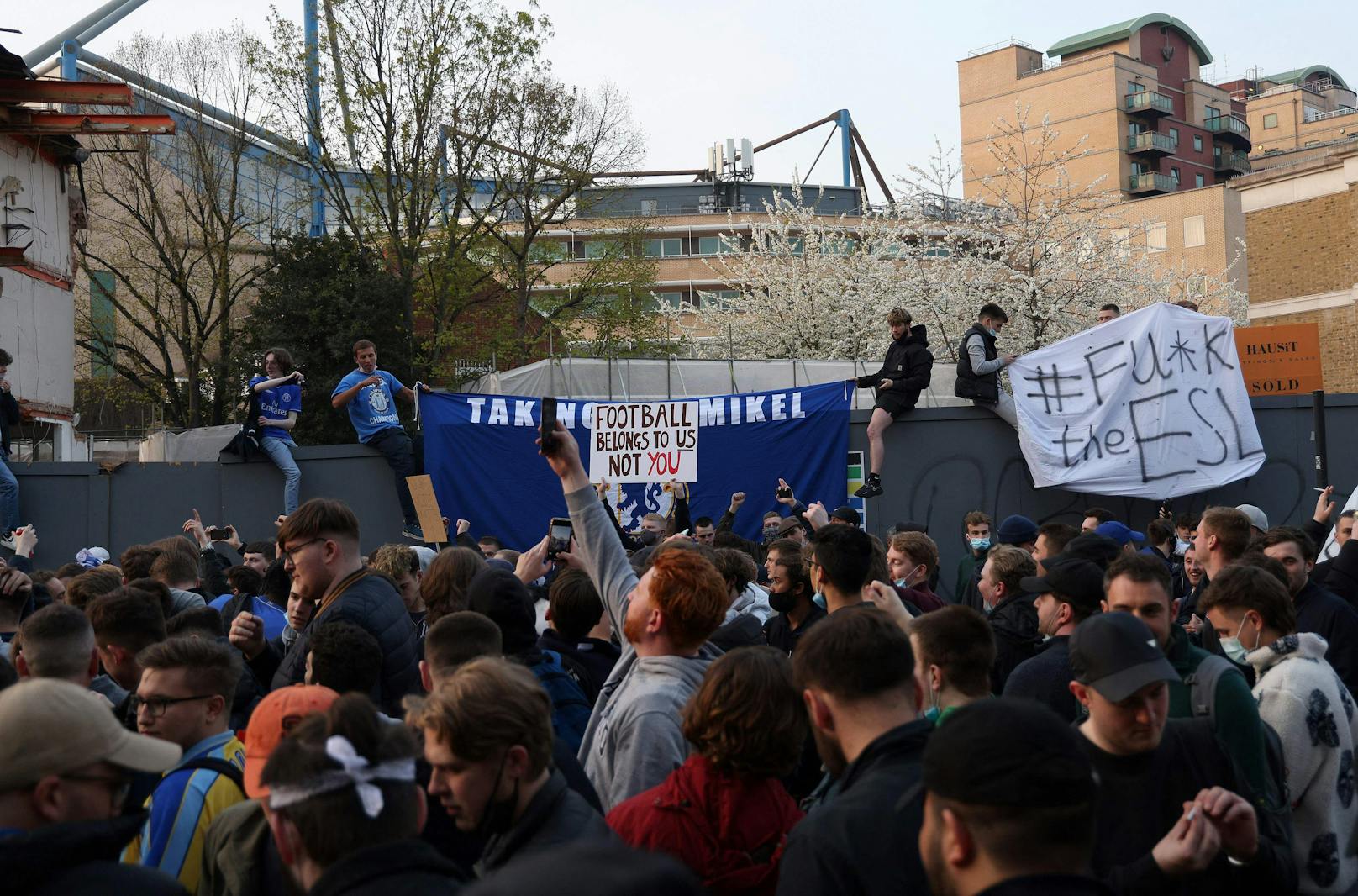Die Chelsea-Fans feierten vor der Stamford Bridge. 