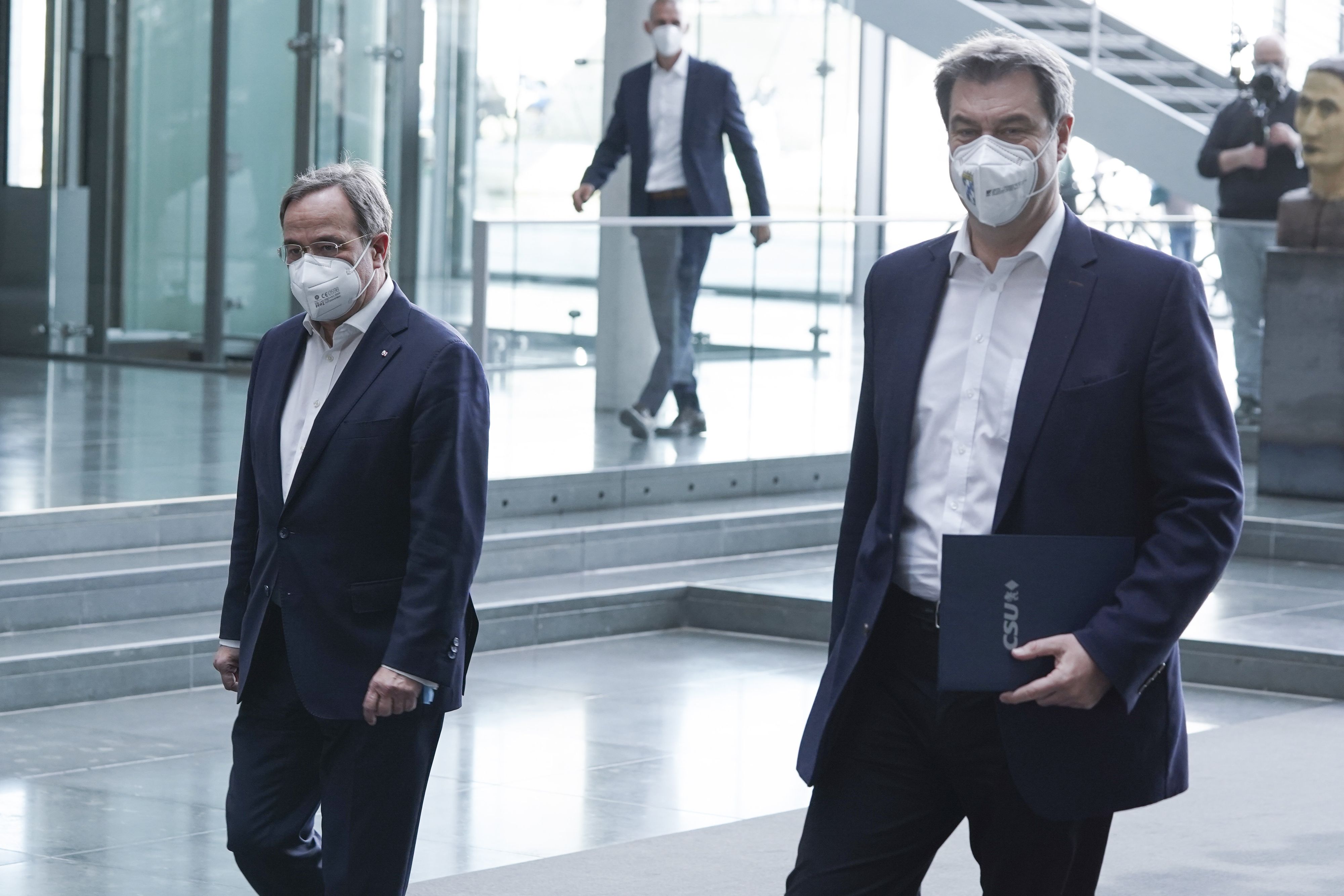 Markus Söder (re.) akzeptiert den Partei-Entscheid. Konkurrent Armin Laschet (li.) wird für die Union als Spitzenkandidat ins Rennen gehen.