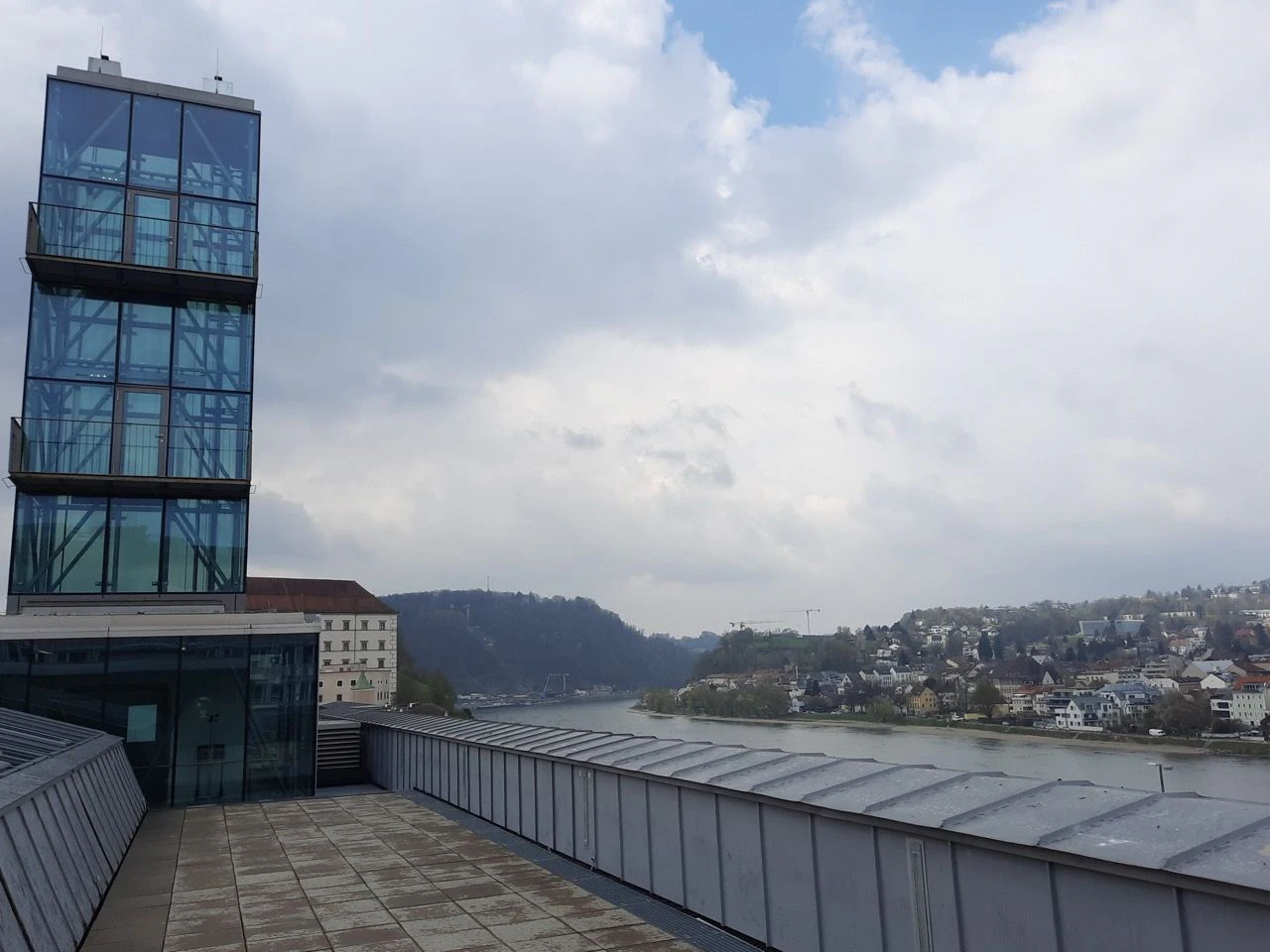 Von dieser Dachterrasse aus kann man bald in den Linzer Himmel schreien.