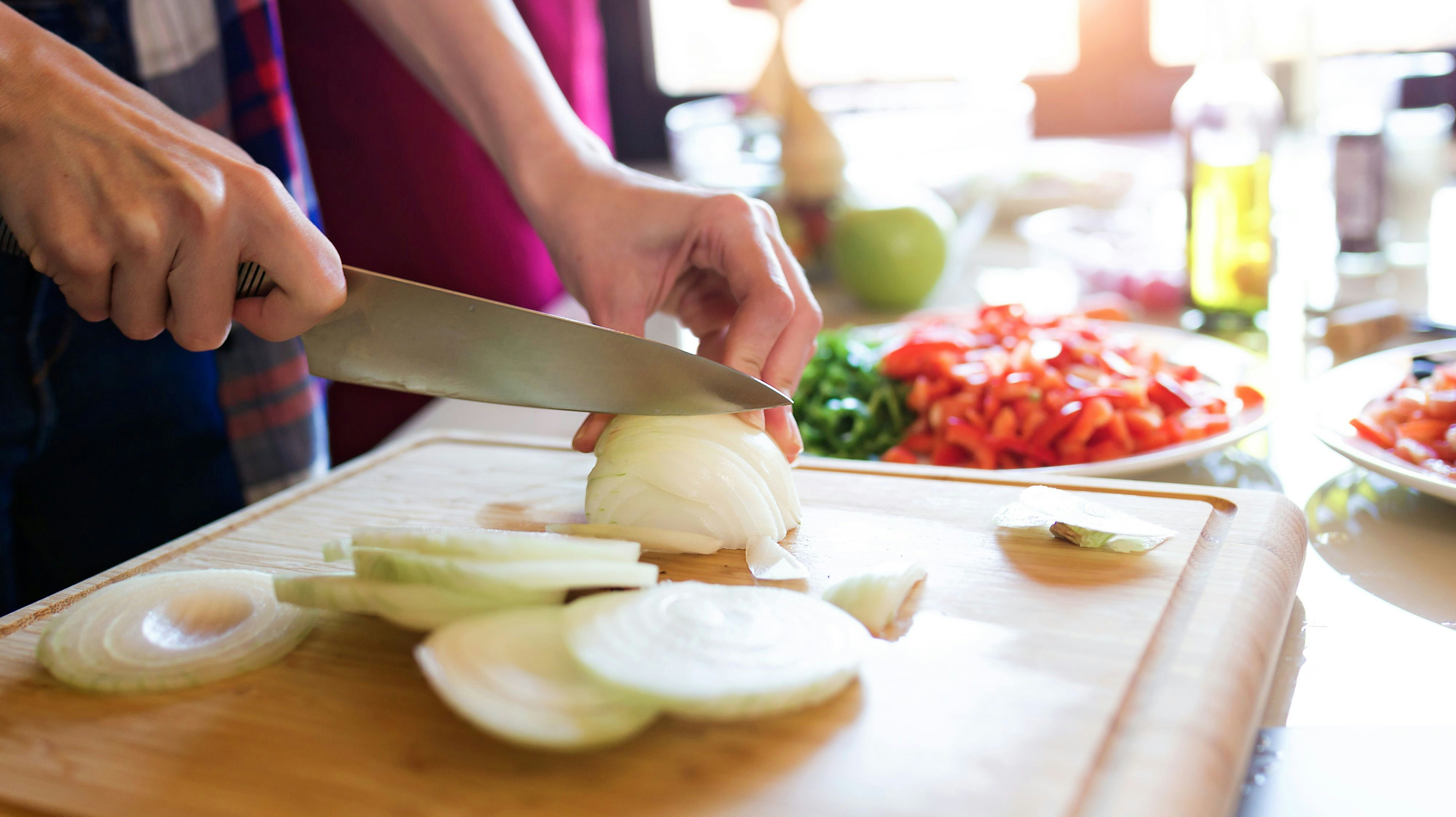 Die Zwiebel ist ein sehr beliebtes Gemüse, aber das Schneiden stellt für viele eine Herausforderung dar.