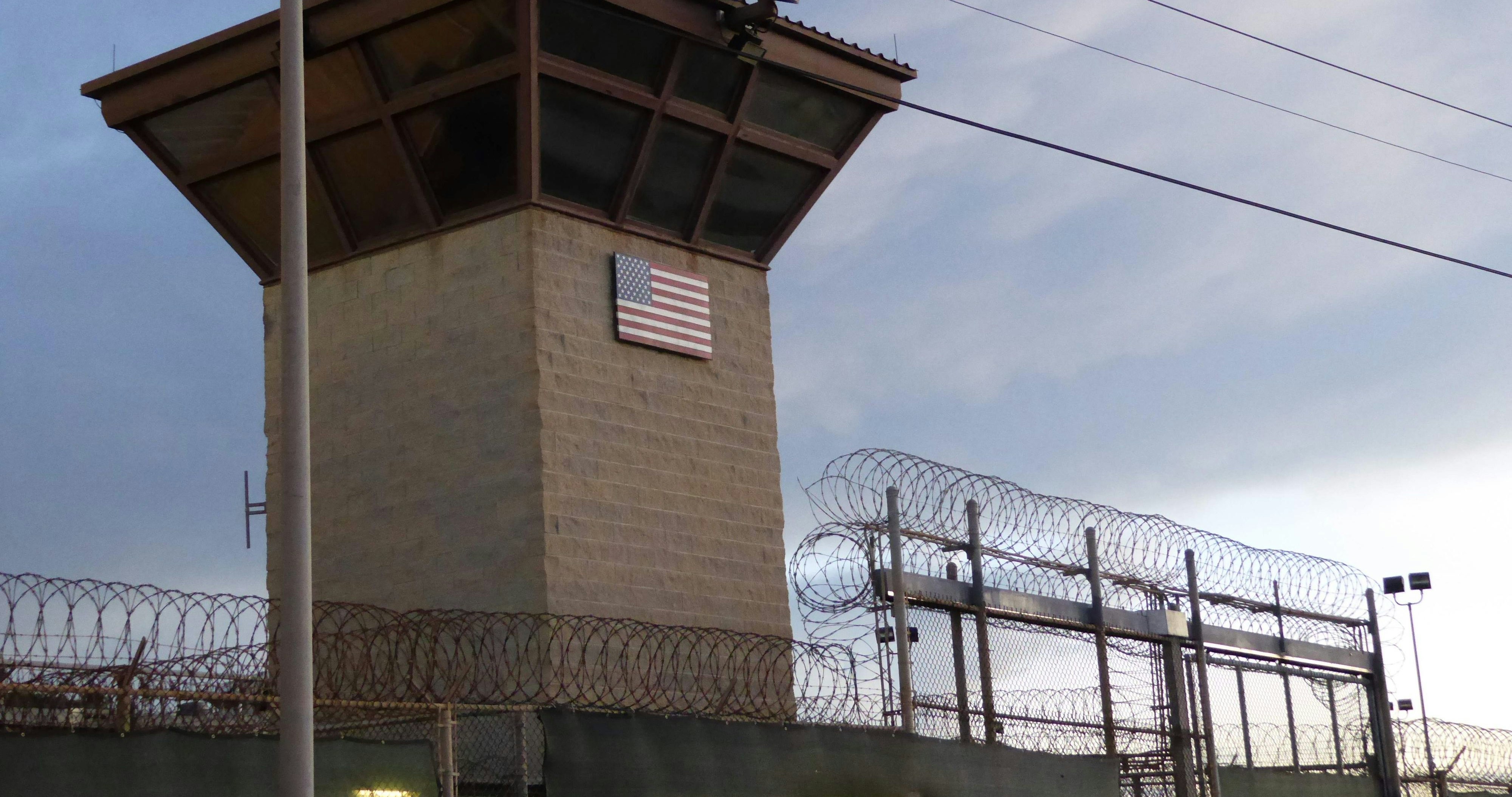 Download von www.picturedesk.com am 20.04.2021 (07:41).  (FILES) In this file photo taken on October 16, 2018, the main gate at the prison in Guantanamo at the US Guantanamo Naval Base in Guantanamo Base, Cuba. - The US Supreme Court on June 10, 2019 upheld the detention of a Yemeni prisoner held without charge or trial for 17 years at an American military prison in Guantanamo Bay, Cuba. The top court refused to take up a petition on behalf of Moath al-Alwi, who was arrested on the Afghan-Pakistan border in December 2001 and transferred to Guantanamo the following January. (Photo by Sylvie LANTEAUME / AFP) - 20181016_PD17160 - Rechteinfo: Rights Managed (RM) Nur für redaktionelle Nutzung! Werbliche Nutzung erfordert Freigabe: bitte schicken Sie uns eine Anfrage.